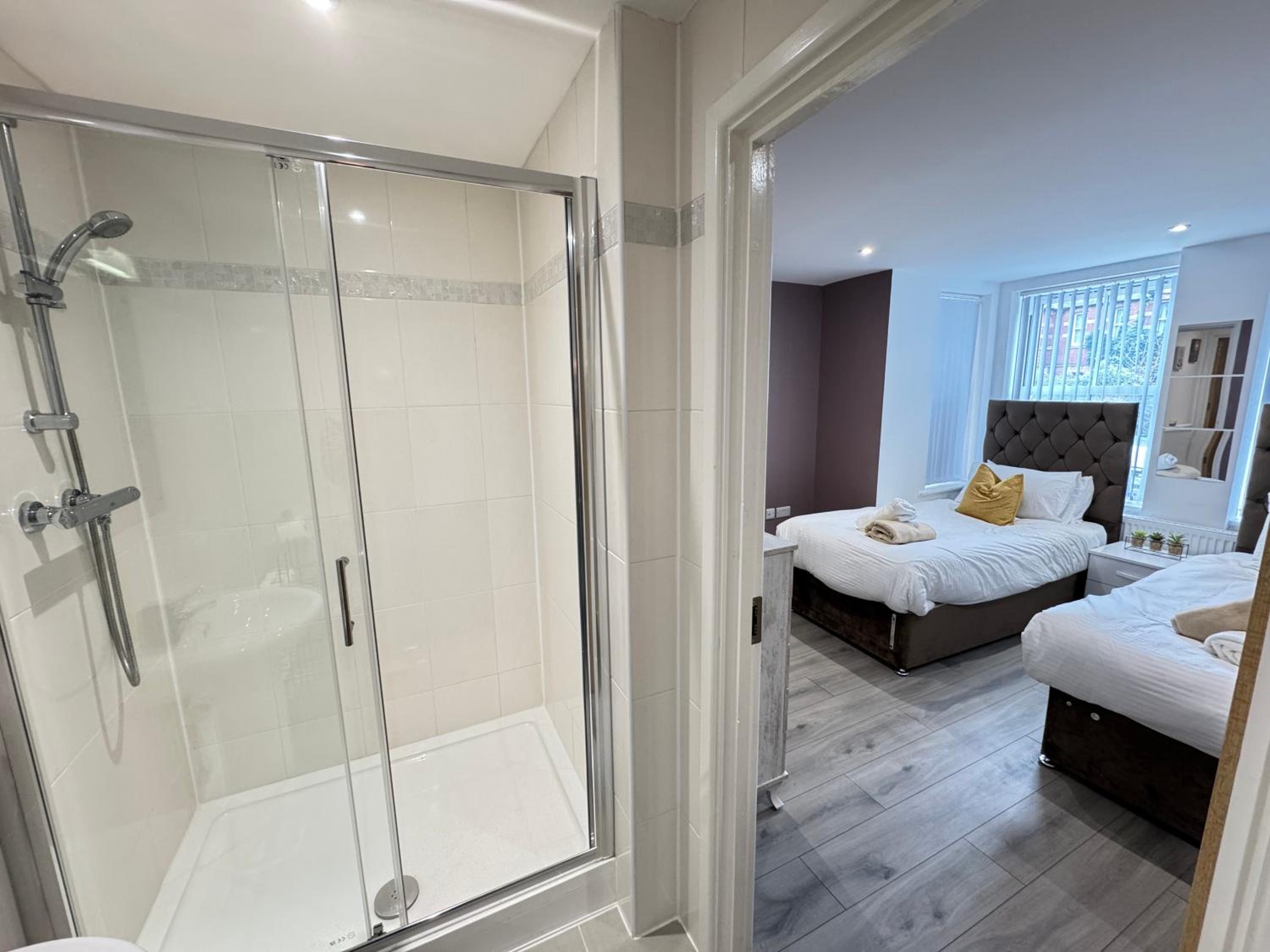 Oxford Vacations - The Phantom Apartment ideal for JR Churchill Manor Nuffield Hospitals Oxford B University 2023 built sleeps 5 people comfortably very modern 2 rooms 3 bathrooms 1 minute walk to John Radcliffe Hospital - Property Image 61