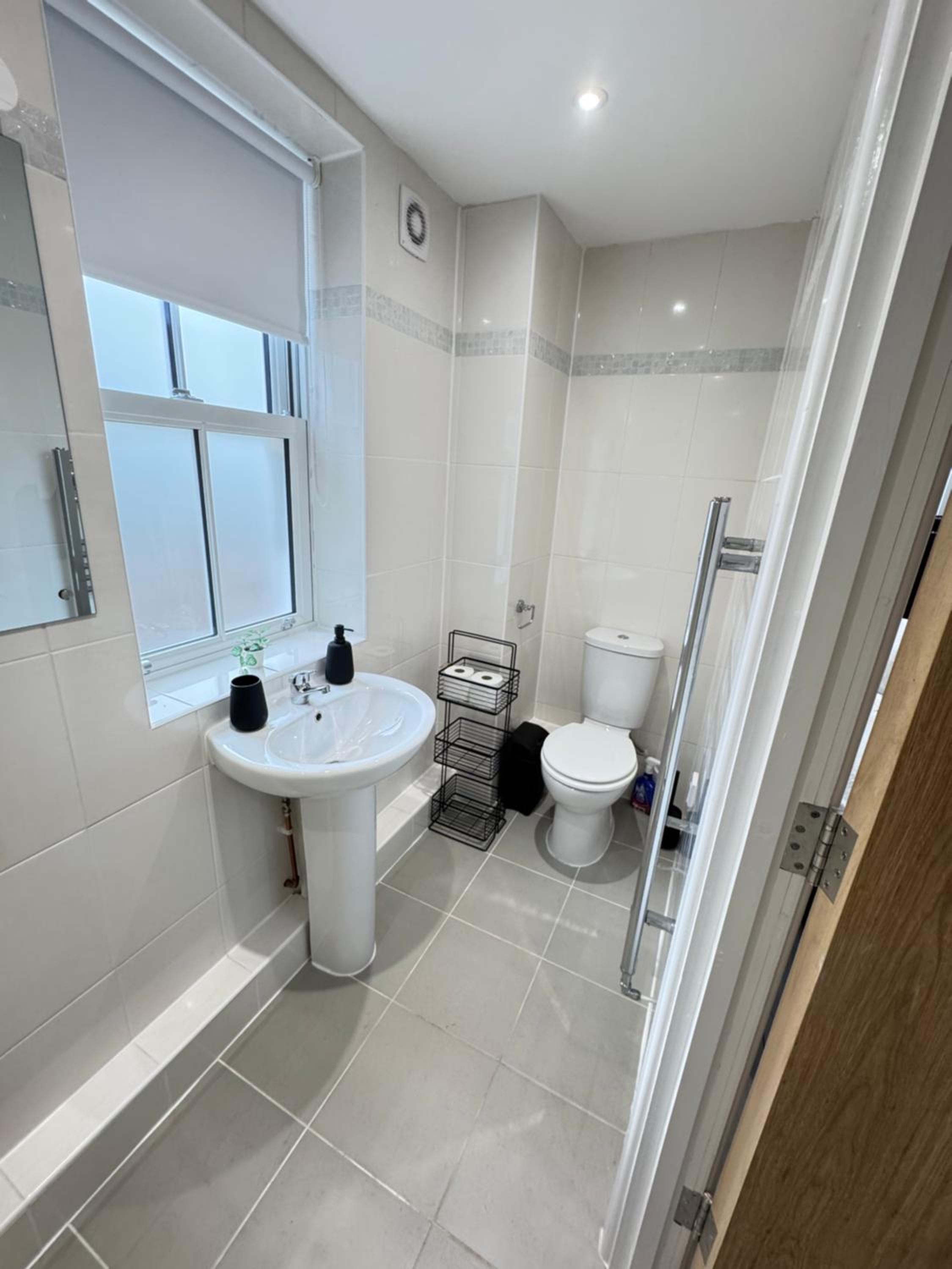 Oxford Vacations - The Phantom Apartment ideal for JR Churchill Manor Nuffield Hospitals Oxford B University 2023 built sleeps 5 people comfortably very modern 2 rooms 3 bathrooms 1 minute walk to John Radcliffe Hospital - Property Image 65