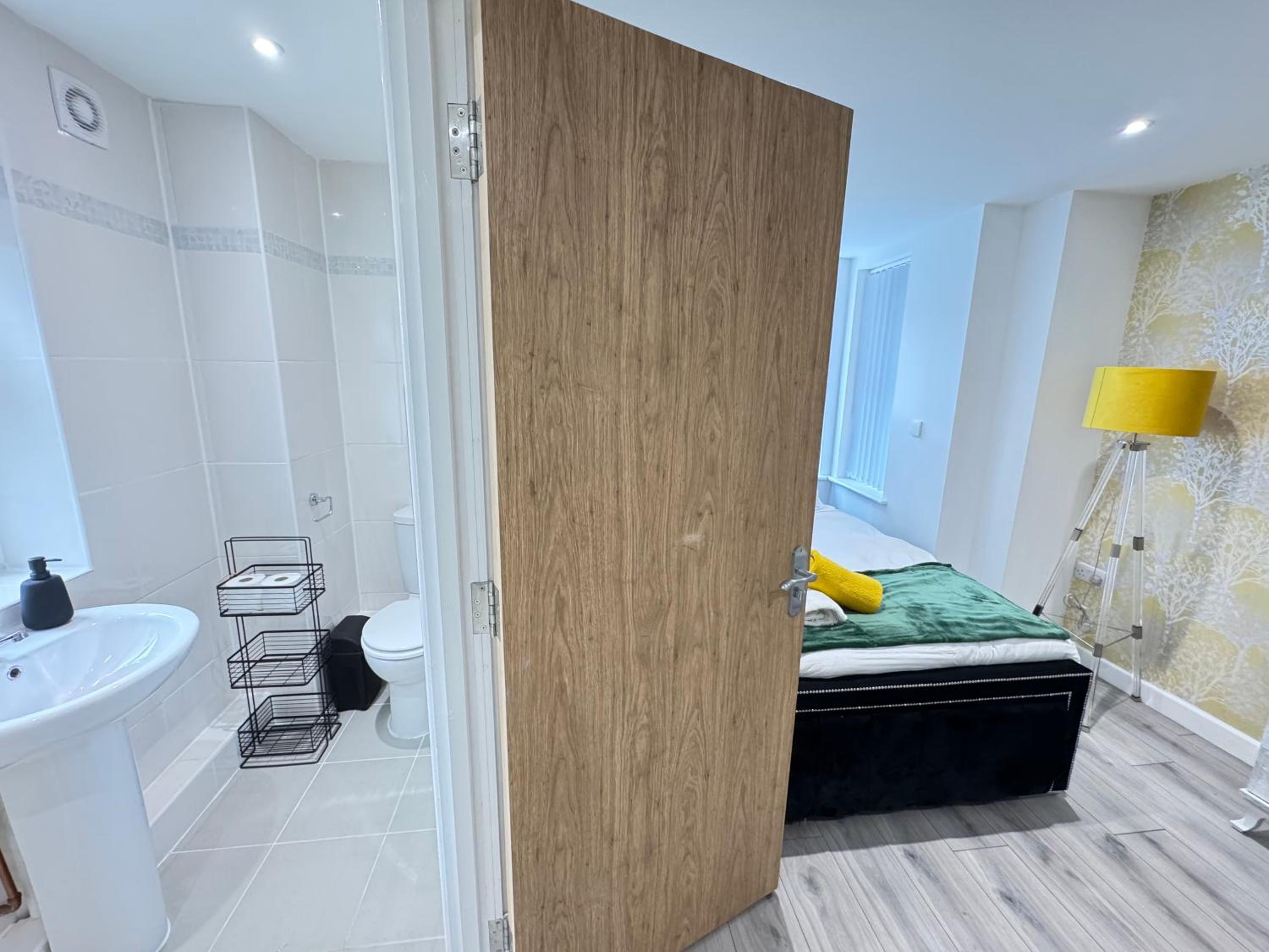 Oxford Vacations - The Phantom Apartment ideal for JR Churchill Manor Nuffield Hospitals Oxford B University 2023 built sleeps 5 people comfortably very modern 2 rooms 3 bathrooms 1 minute walk to John Radcliffe Hospital - Property Image 74
