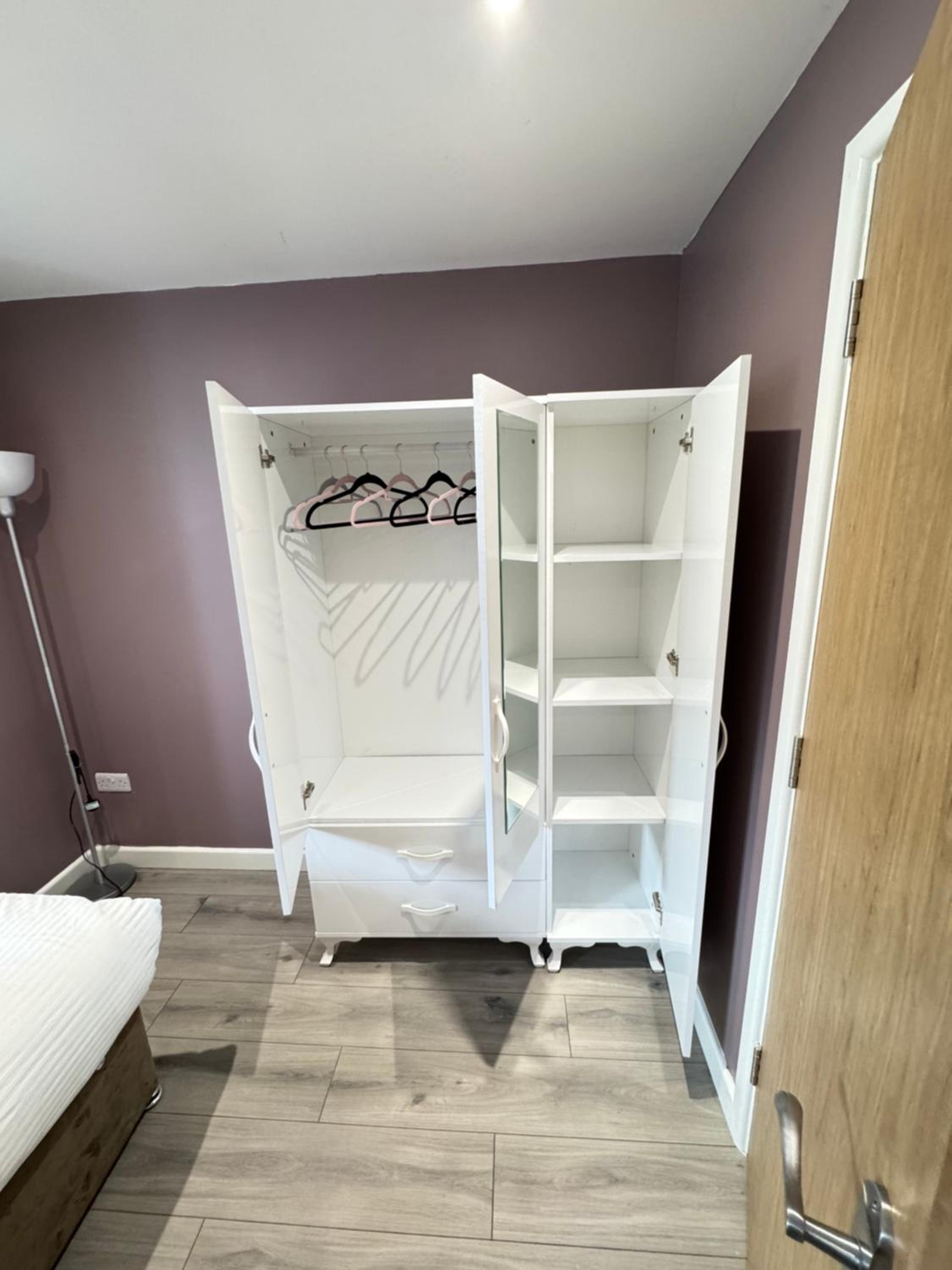 Oxford Vacations - The Phantom Apartment ideal for JR Churchill Manor Nuffield Hospitals Oxford B University 2023 built sleeps 5 people comfortably very modern 2 rooms 3 bathrooms 1 minute walk to John Radcliffe Hospital - Property Image 64