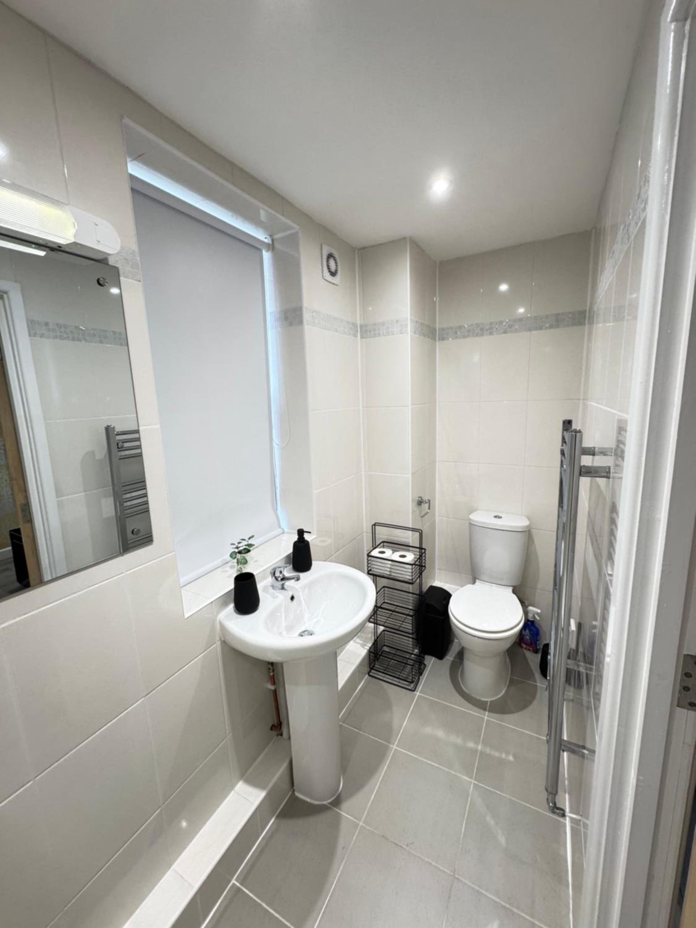 Oxford Vacations - The Phantom Apartment ideal for JR Churchill Manor Nuffield Hospitals Oxford B University 2023 built sleeps 5 people comfortably very modern 2 rooms 3 bathrooms 1 minute walk to John Radcliffe Hospital - Property Image 73