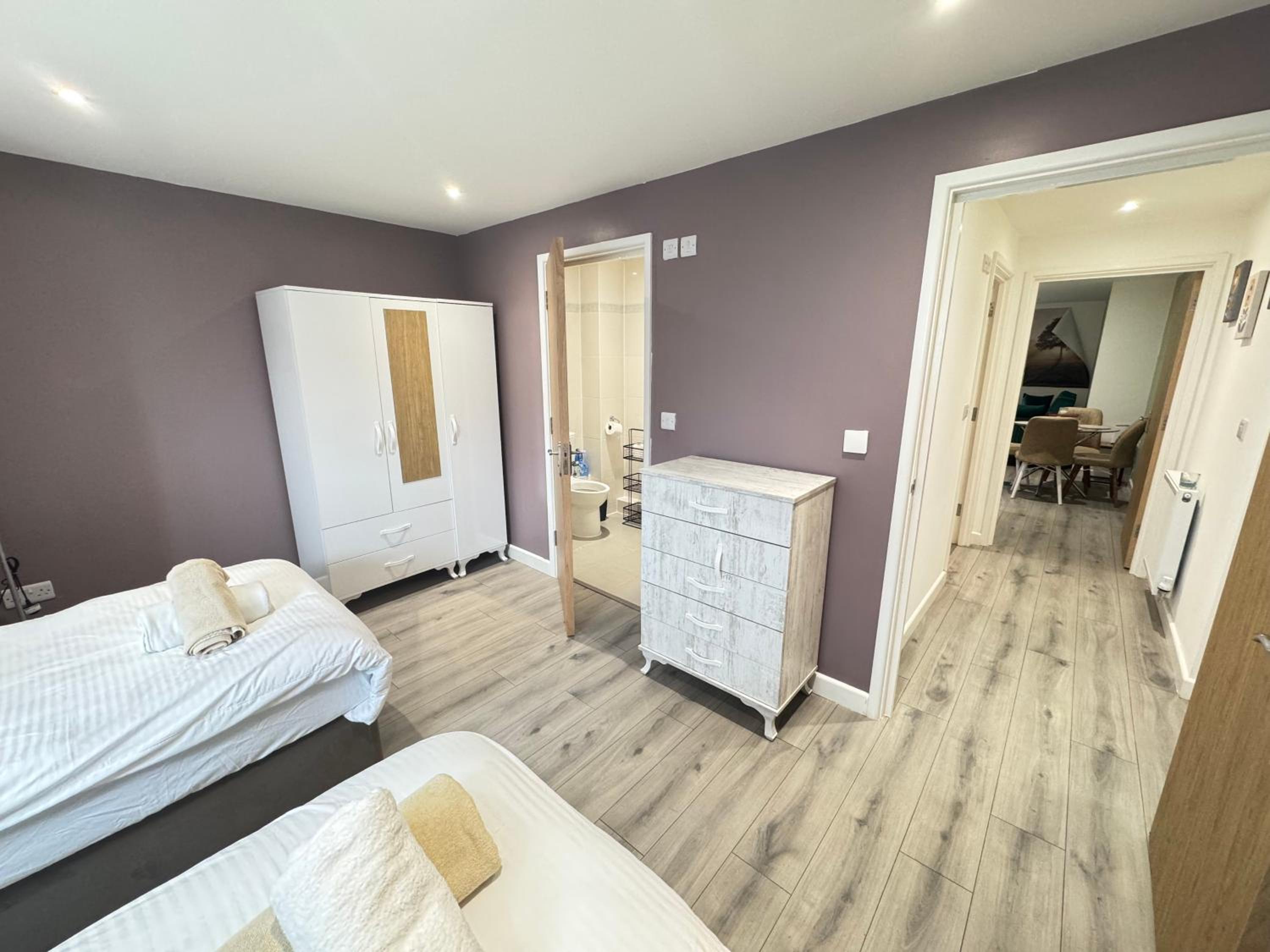 Oxford Vacations - The Phantom Apartment ideal for JR Churchill Manor Nuffield Hospitals Oxford B University 2023 built sleeps 5 people comfortably very modern 2 rooms 3 bathrooms 1 minute walk to John Radcliffe Hospital - Property Image 11