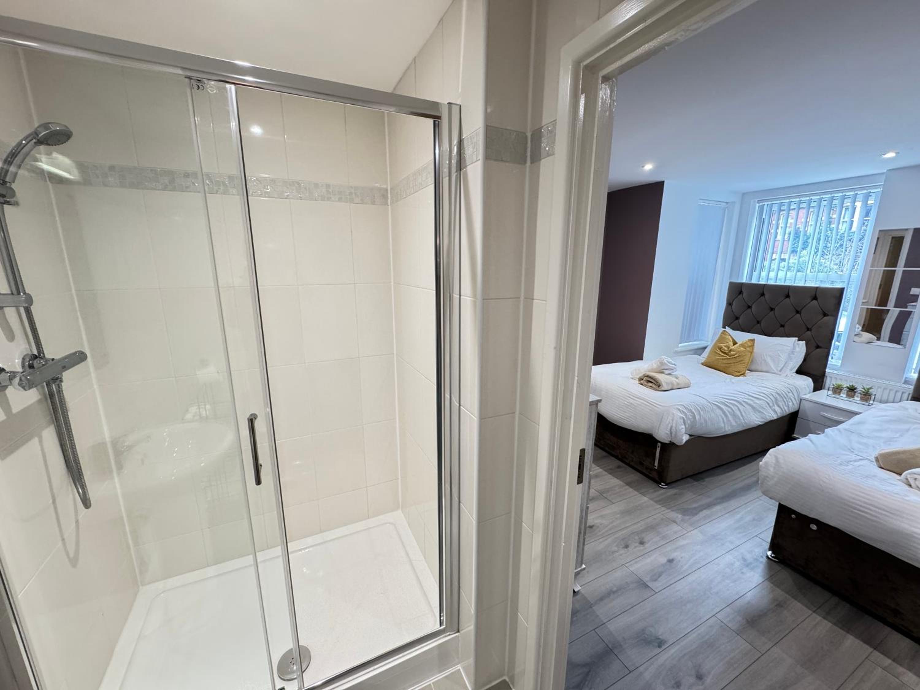 Oxford Vacations - The Phantom Apartment ideal for JR Churchill Manor Nuffield Hospitals Oxford B University 2023 built sleeps 5 people comfortably very modern 2 rooms 3 bathrooms 1 minute walk to John Radcliffe Hospital - Property Image 68
