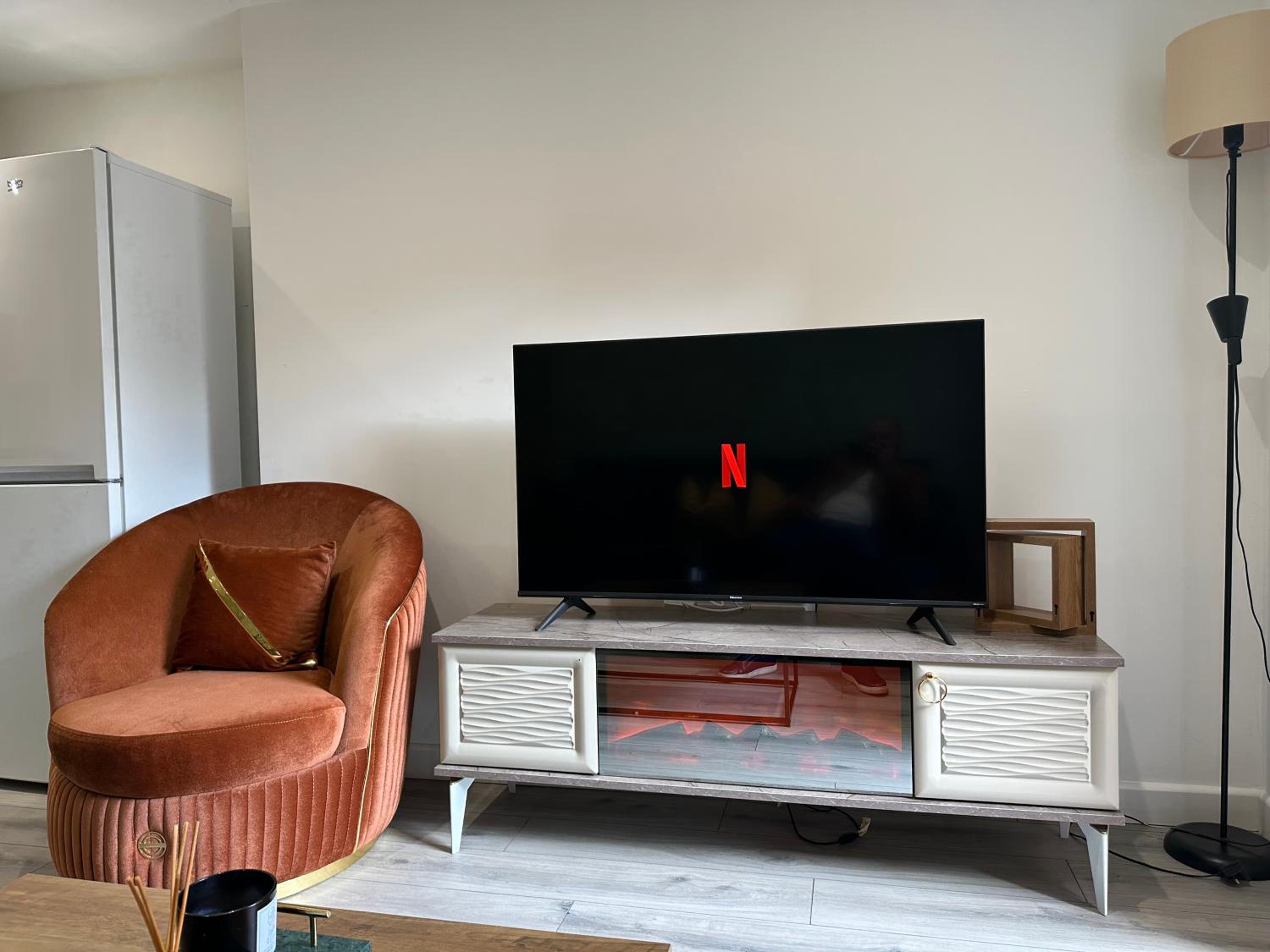 Oxford Vacations - The Phantom Apartment ideal for JR Churchill Manor Nuffield Hospitals Oxford B University 2023 built sleeps 5 people comfortably very modern 2 rooms 3 bathrooms 1 minute walk to John Radcliffe Hospital - Property Image 2