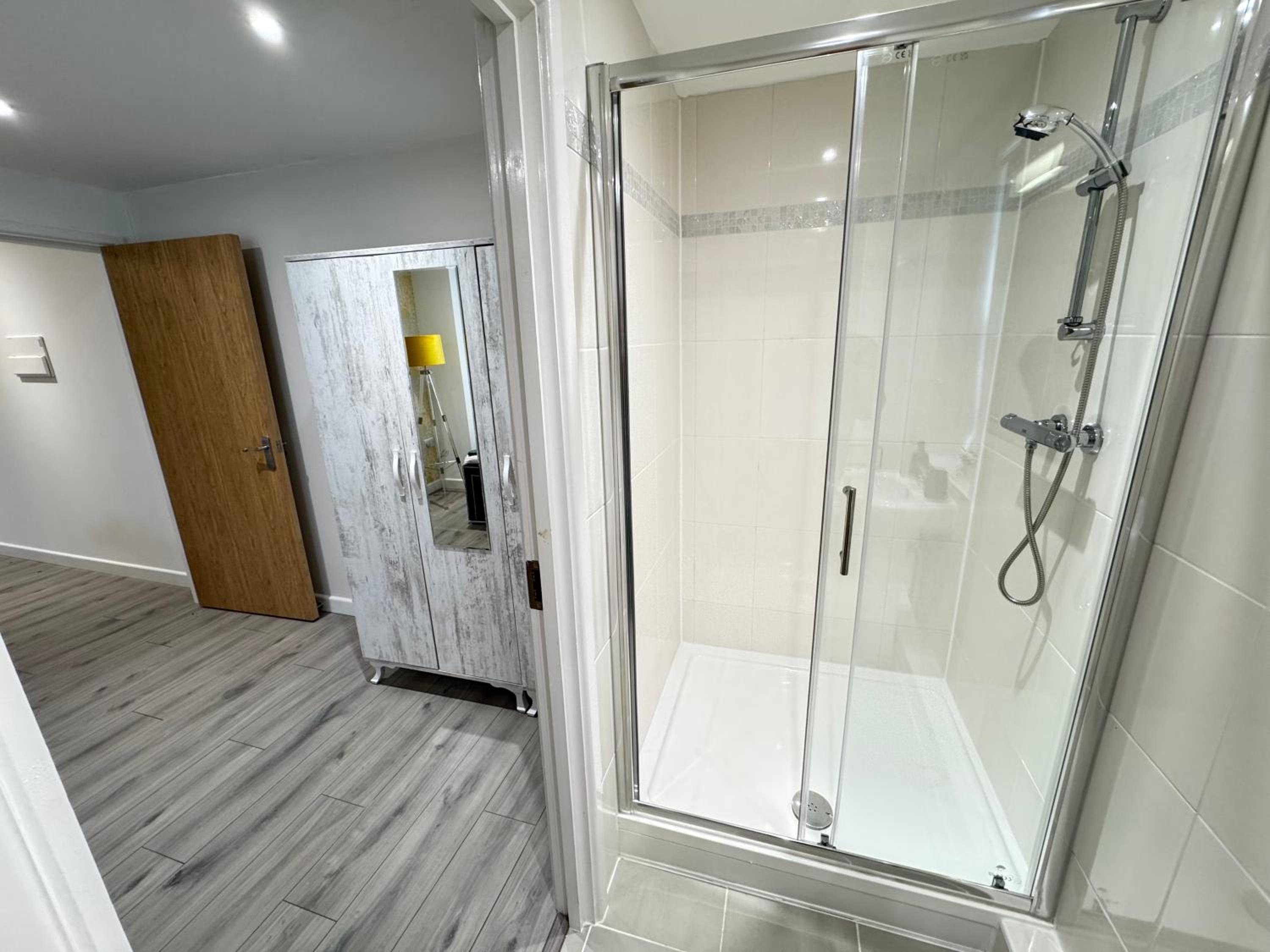 Oxford Vacations - The Phantom Apartment ideal for JR Churchill Manor Nuffield Hospitals Oxford B University 2023 built sleeps 5 people comfortably very modern 2 rooms 3 bathrooms 1 minute walk to John Radcliffe Hospital - Property Image 76