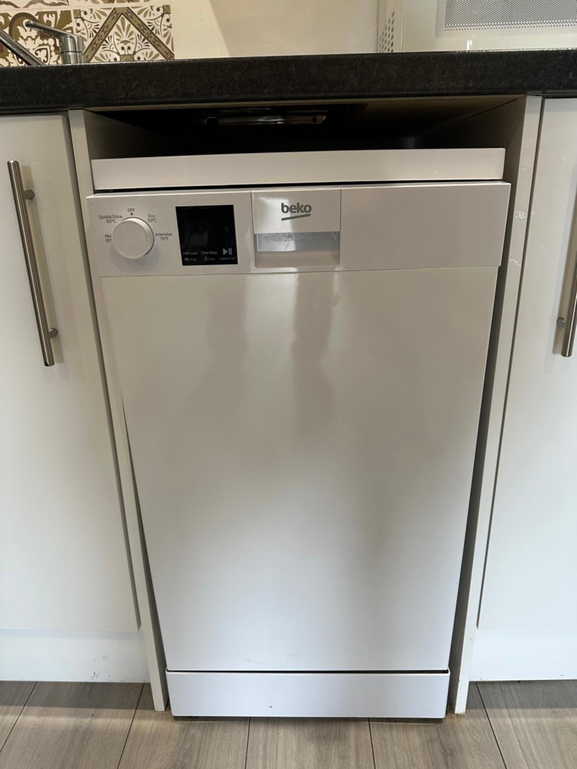 Oxford Vacations - The Phantom Apartment ideal for JR Churchill Manor Nuffield Hospitals Oxford B University 2023 built sleeps 5 people comfortably very modern 2 rooms 3 bathrooms 1 minute walk to John Radcliffe Hospital - Property Image 82