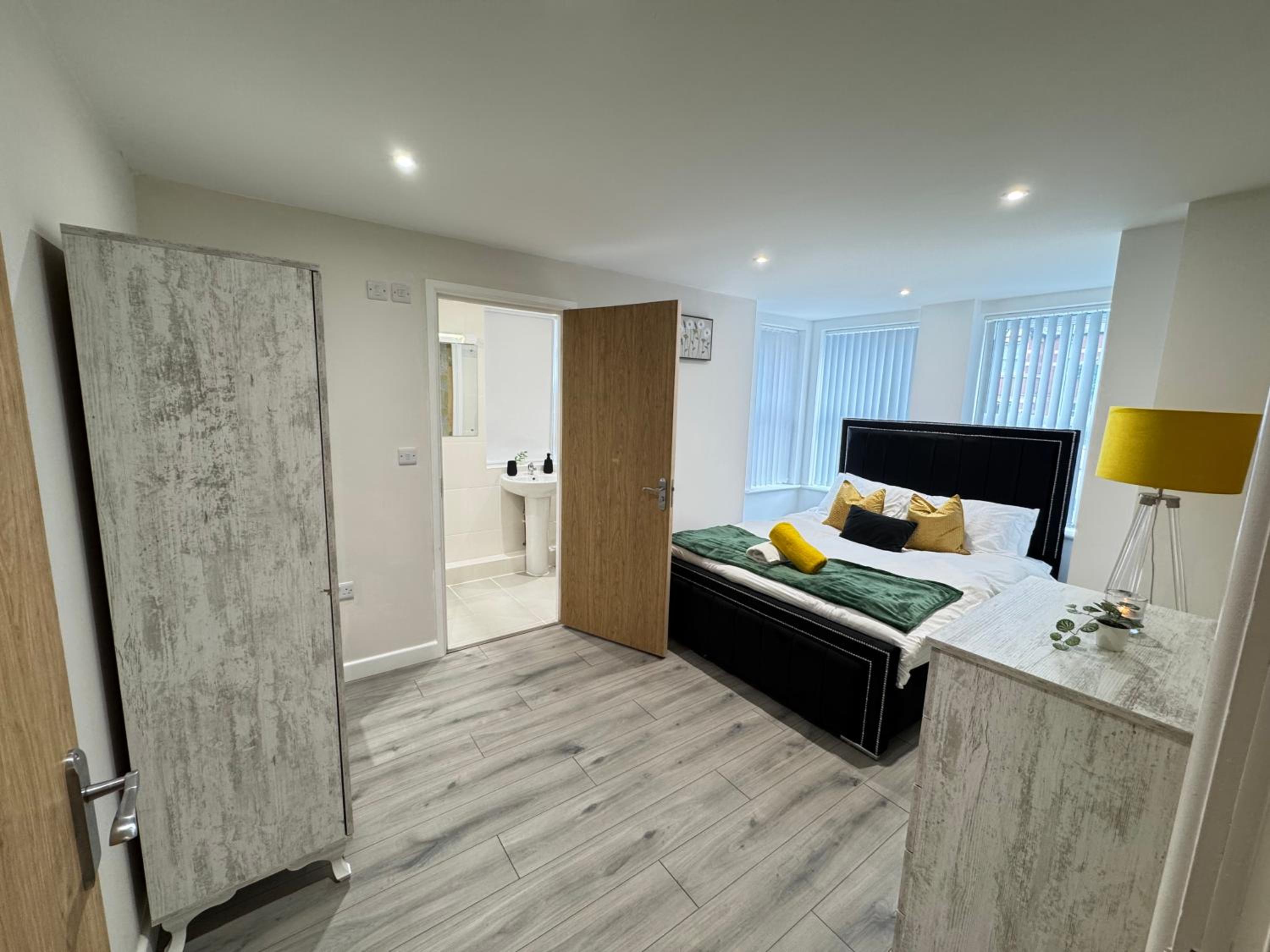 Oxford Vacations - The Phantom Apartment ideal for JR Churchill Manor Nuffield Hospitals Oxford B University 2023 built sleeps 5 people comfortably very modern 2 rooms 3 bathrooms 1 minute walk to John Radcliffe Hospital - Property Image 75