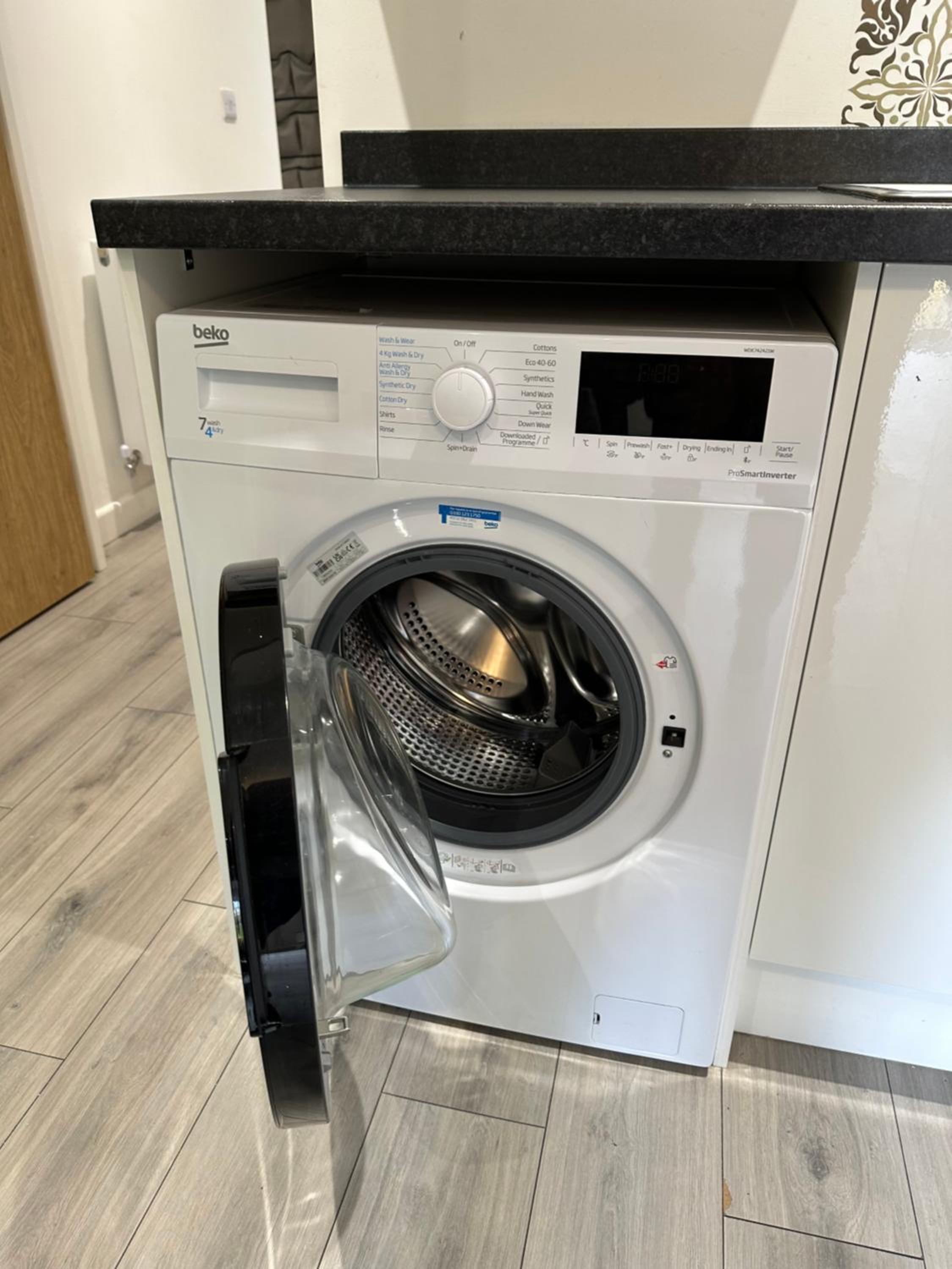 Oxford Vacations - The Phantom Apartment ideal for JR Churchill Manor Nuffield Hospitals Oxford B University 2023 built sleeps 5 people comfortably very modern 2 rooms 3 bathrooms 1 minute walk to John Radcliffe Hospital - Property Image 13