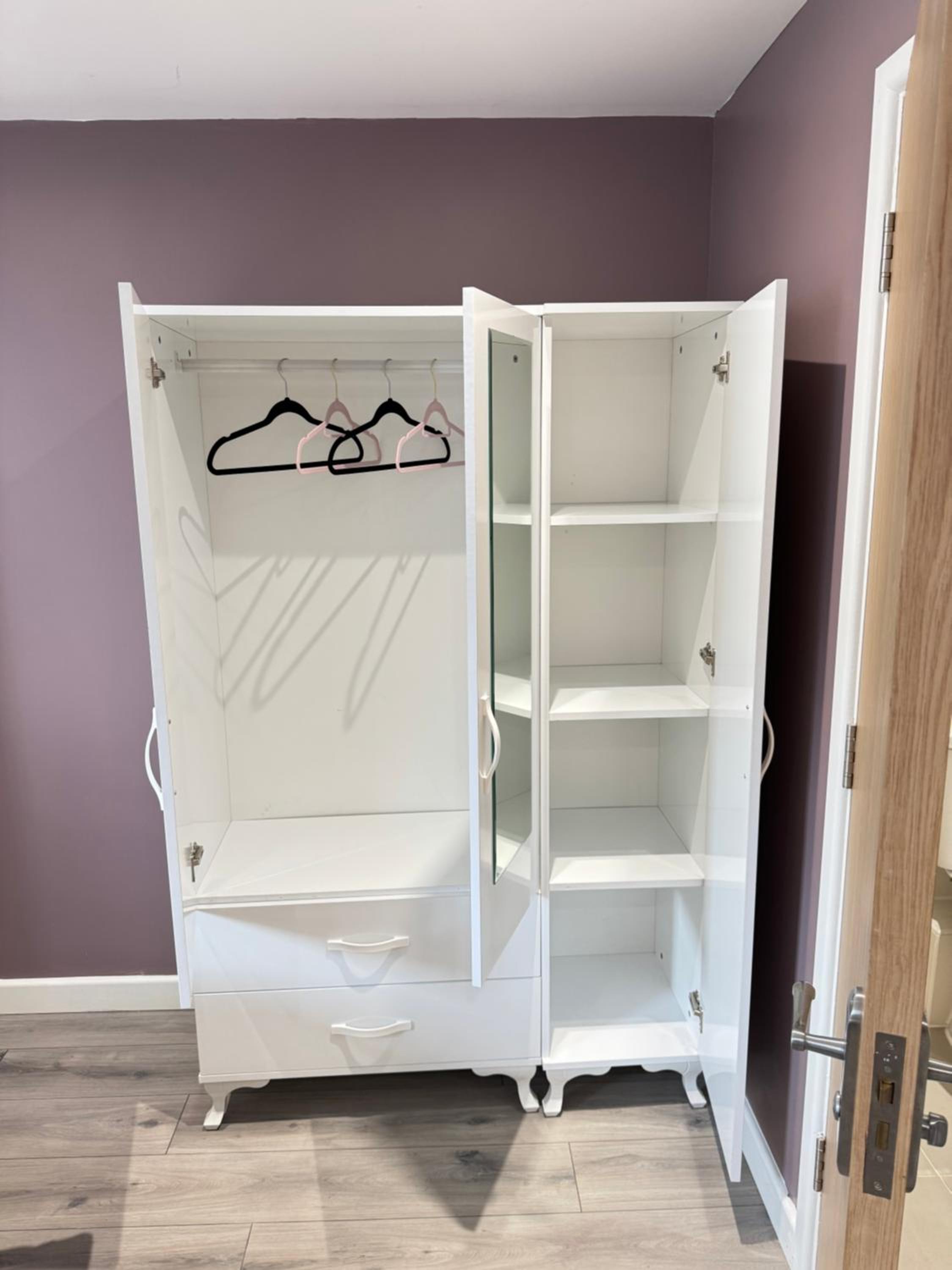 Oxford Vacations - The Phantom Apartment ideal for JR Churchill Manor Nuffield Hospitals Oxford B University 2023 built sleeps 5 people comfortably very modern 2 rooms 3 bathrooms 1 minute walk to John Radcliffe Hospital - Property Image 89