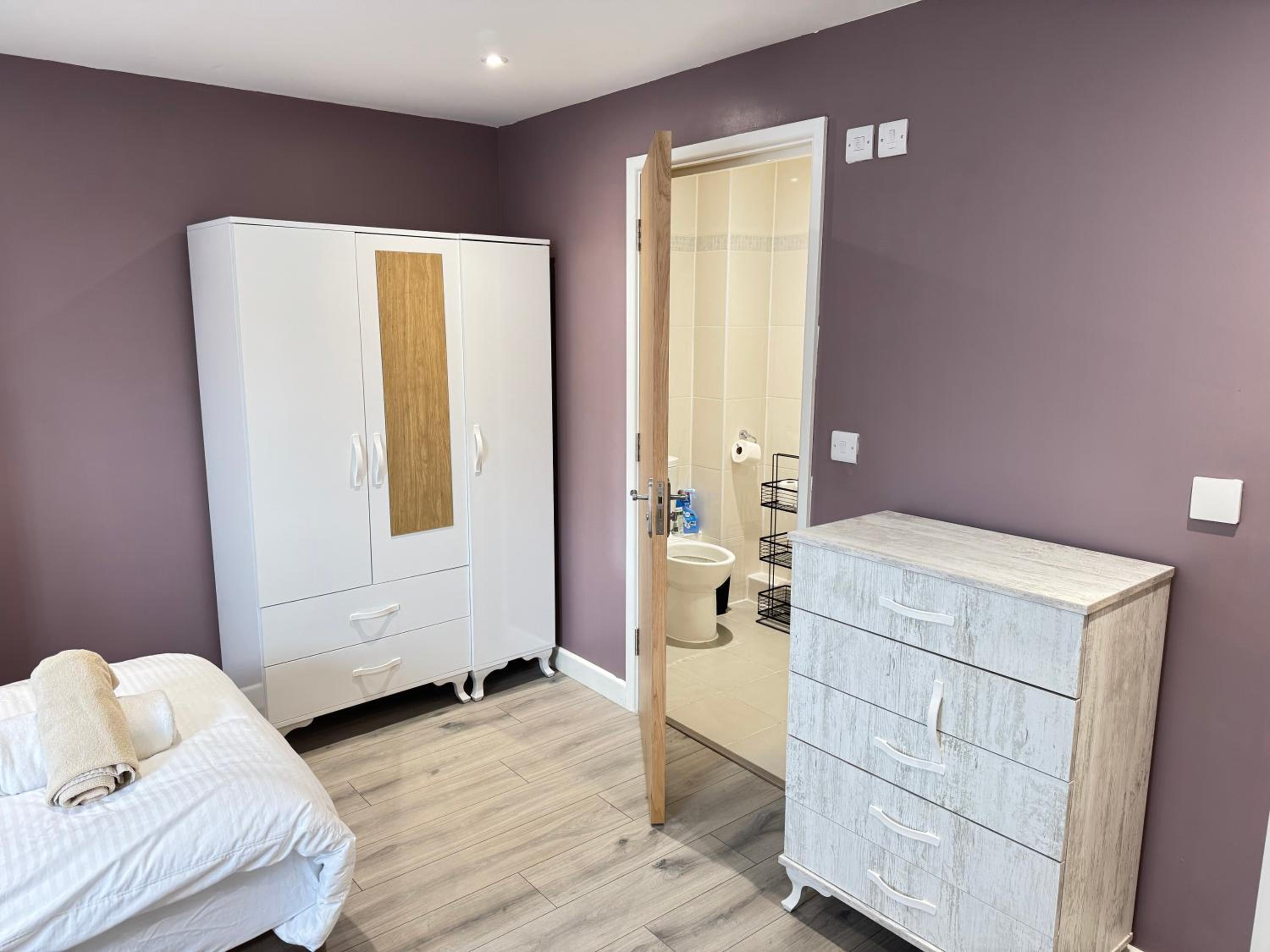 Oxford Vacations - The Phantom Apartment ideal for JR Churchill Manor Nuffield Hospitals Oxford B University 2023 built sleeps 5 people comfortably very modern 2 rooms 3 bathrooms 1 minute walk to John Radcliffe Hospital - Property Image 94