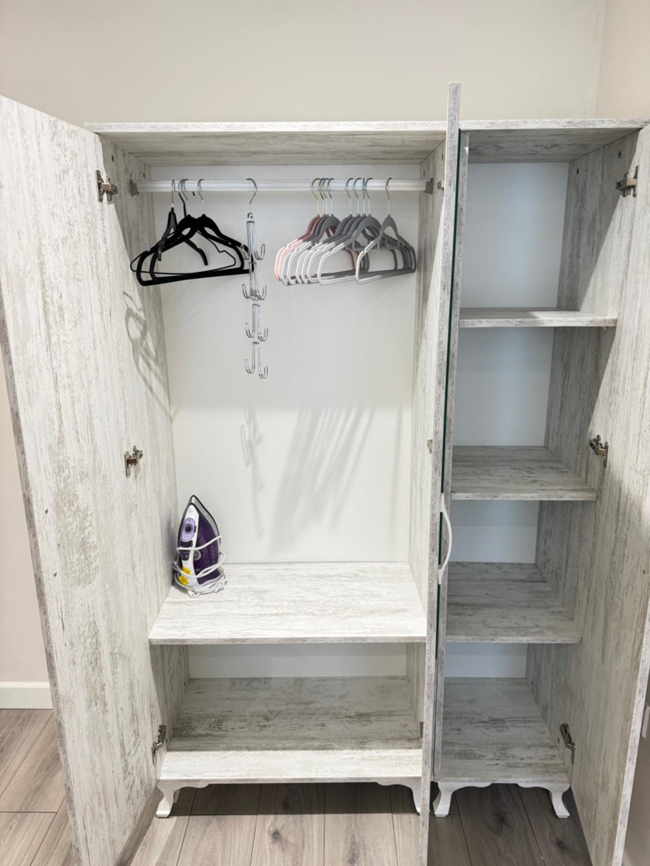 Oxford Vacations - The Phantom Apartment ideal for JR Churchill Manor Nuffield Hospitals Oxford B University 2023 built sleeps 5 people comfortably very modern 2 rooms 3 bathrooms 1 minute walk to John Radcliffe Hospital - Property Image 100