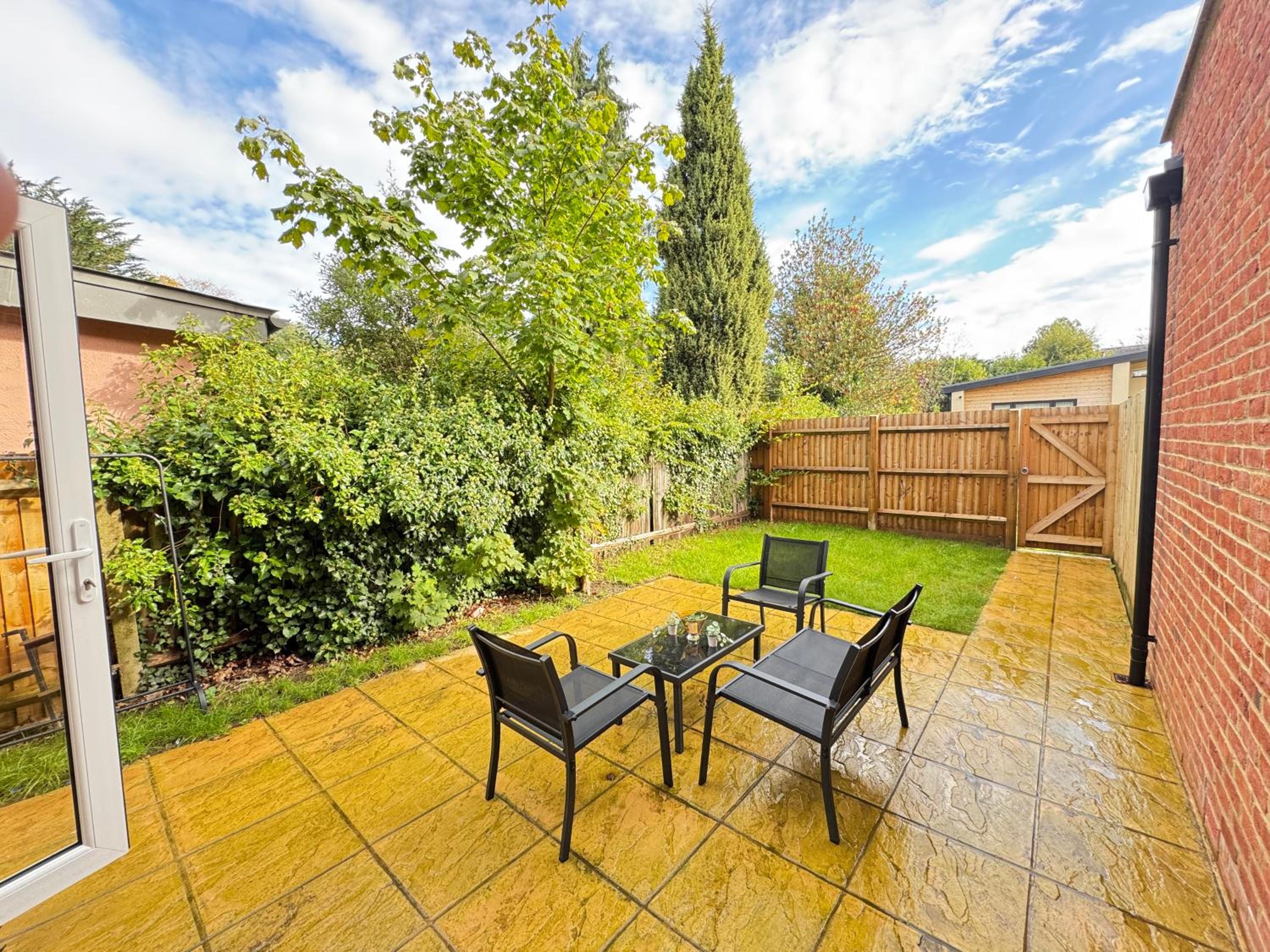 Oxford Vacations - The Phantom Apartment ideal for JR Churchill Manor Nuffield Hospitals Oxford B University 2023 built sleeps 5 people comfortably very modern 2 rooms 3 bathrooms 1 minute walk to John Radcliffe Hospital - Property Image 90