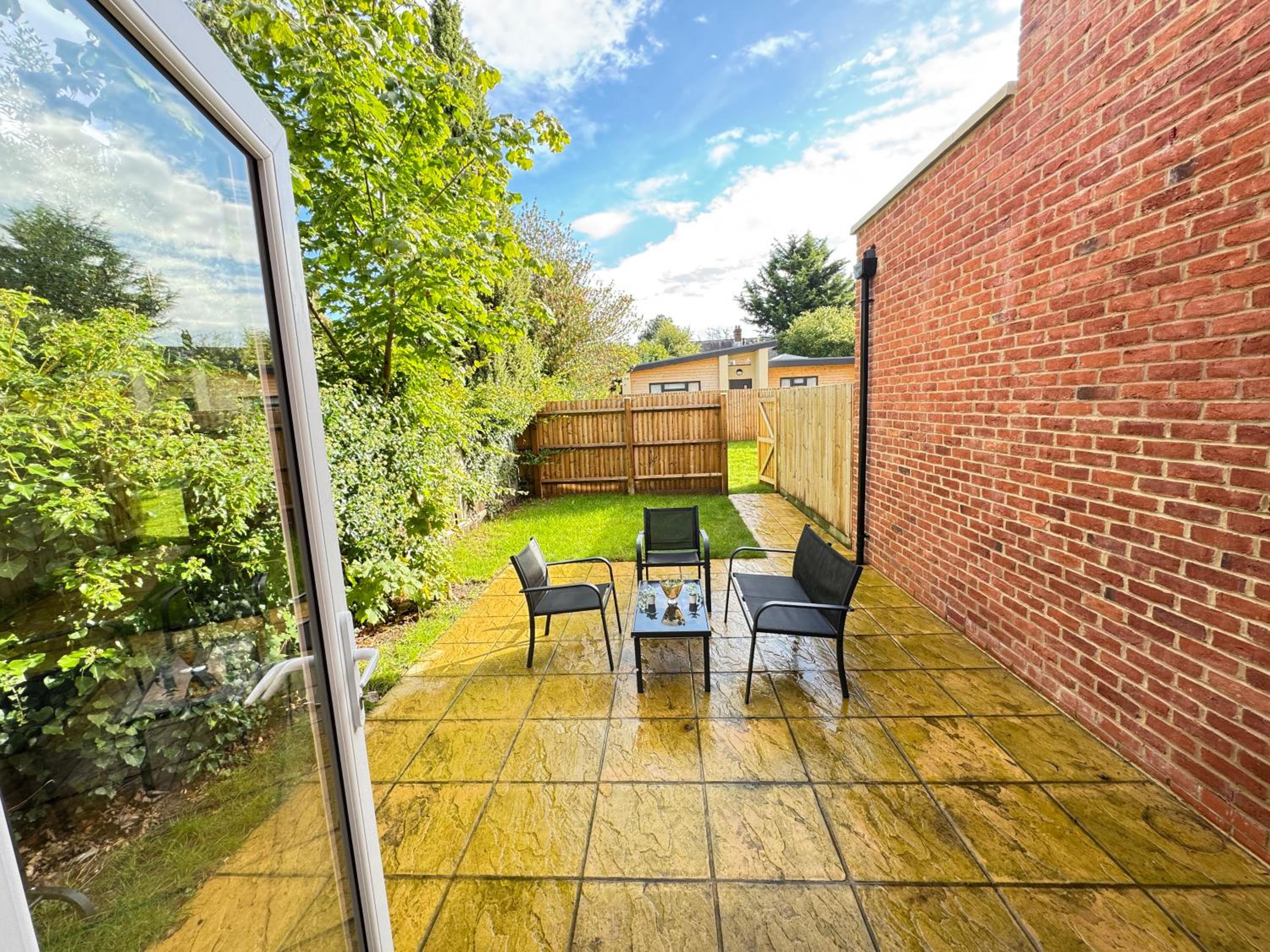 Oxford Vacations - The Phantom Apartment ideal for JR Churchill Manor Nuffield Hospitals Oxford B University 2023 built sleeps 5 people comfortably very modern 2 rooms 3 bathrooms 1 minute walk to John Radcliffe Hospital - Property Image 15