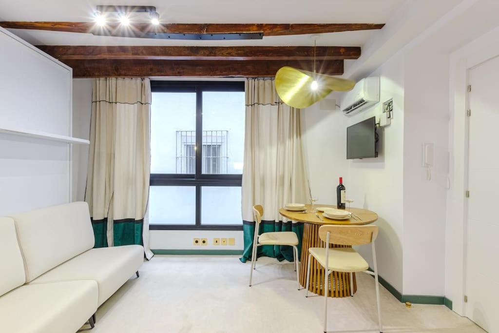 Refined and practical studio in historic center of Alicante