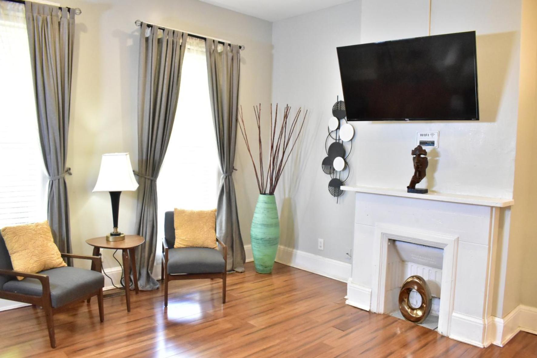 Expansive 8-Bedroom Entire Home view 2