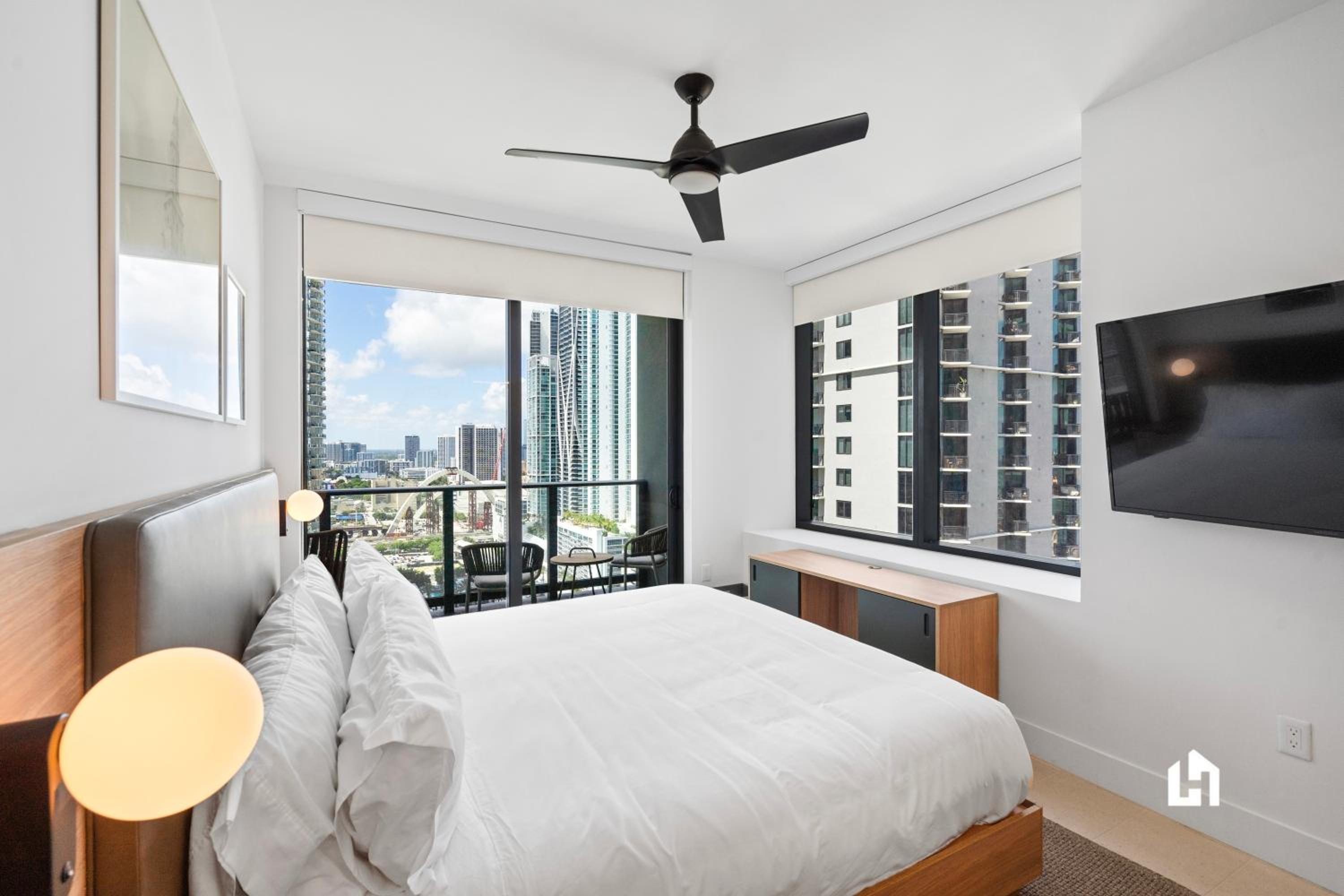 Stylish Apartments with Partial Ocean Views in Downtown!