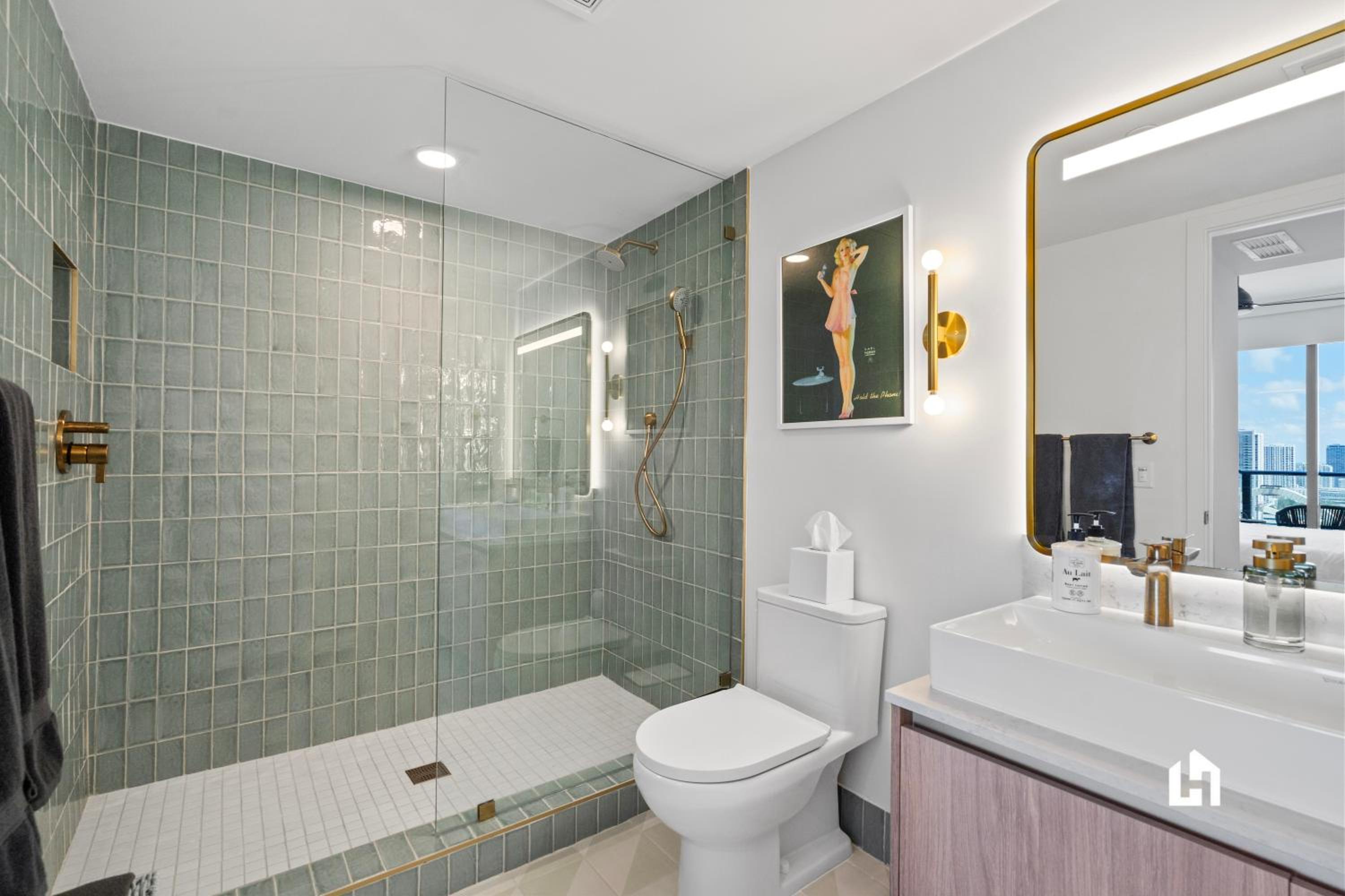 Stylish Apartments with Partial Ocean Views in Downtown!