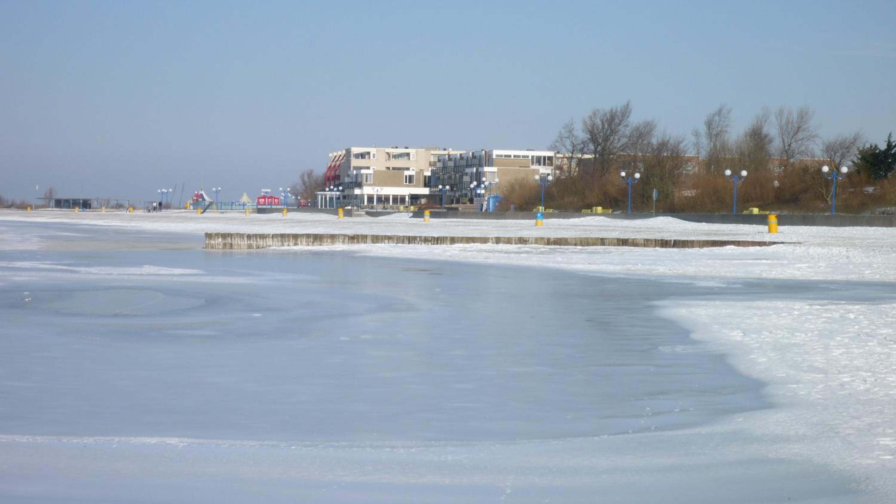 Prachtig appartement direct aan IJsselmeer en strand view 5