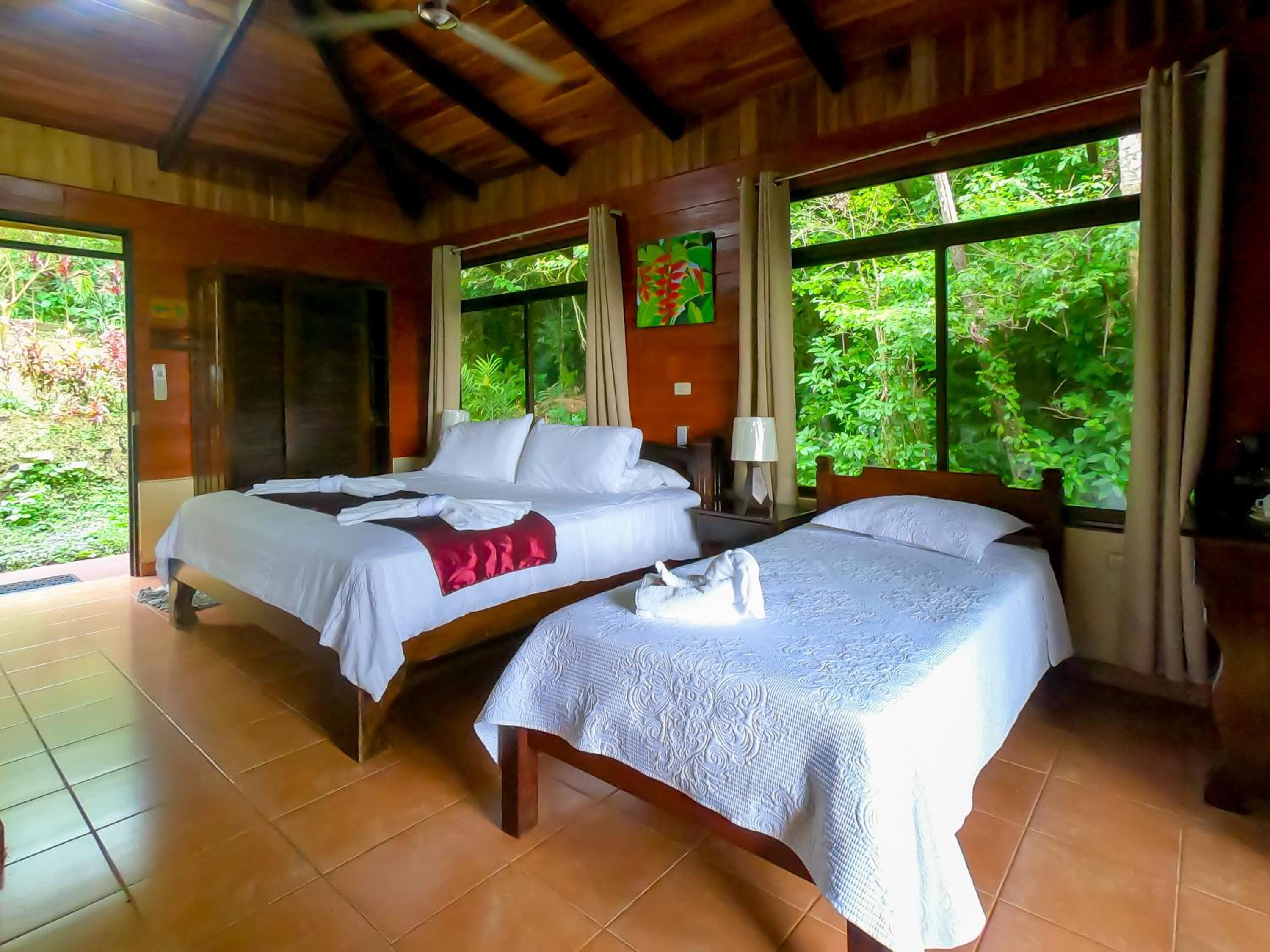 Hotel y Puentes Colgantes Heliconias Rainforest Lodge