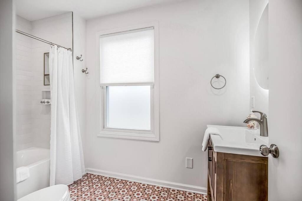 Charming Spacious Home - 10 mins to Downtown! view 2