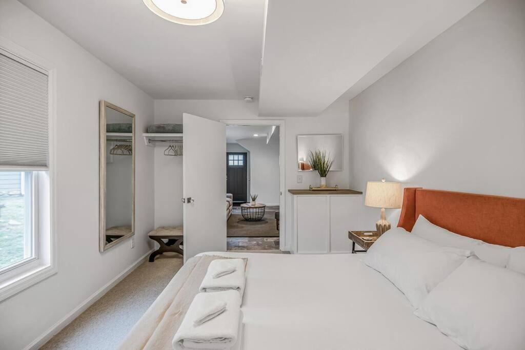 Charming Spacious Home - 10 mins to Downtown! view 5