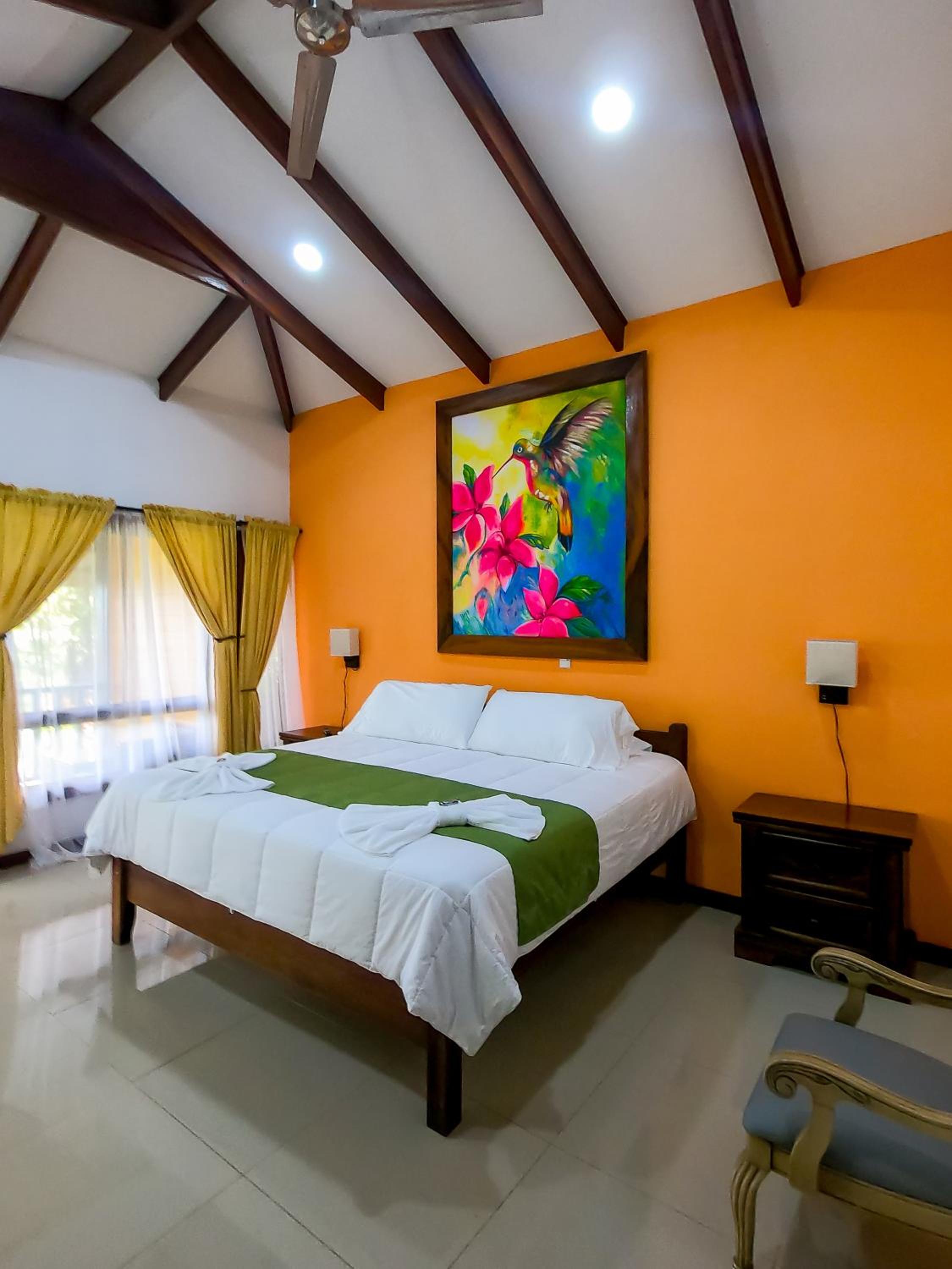 Hotel y Puentes Colgantes Heliconias Rainforest Lodge