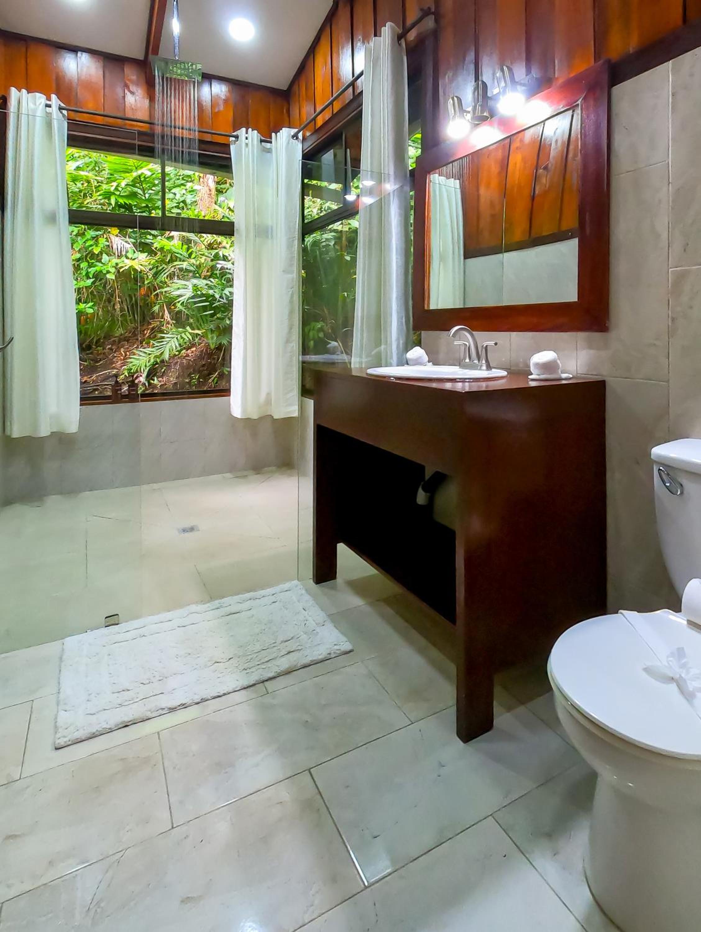 Hotel y Puentes Colgantes Heliconias Rainforest Lodge