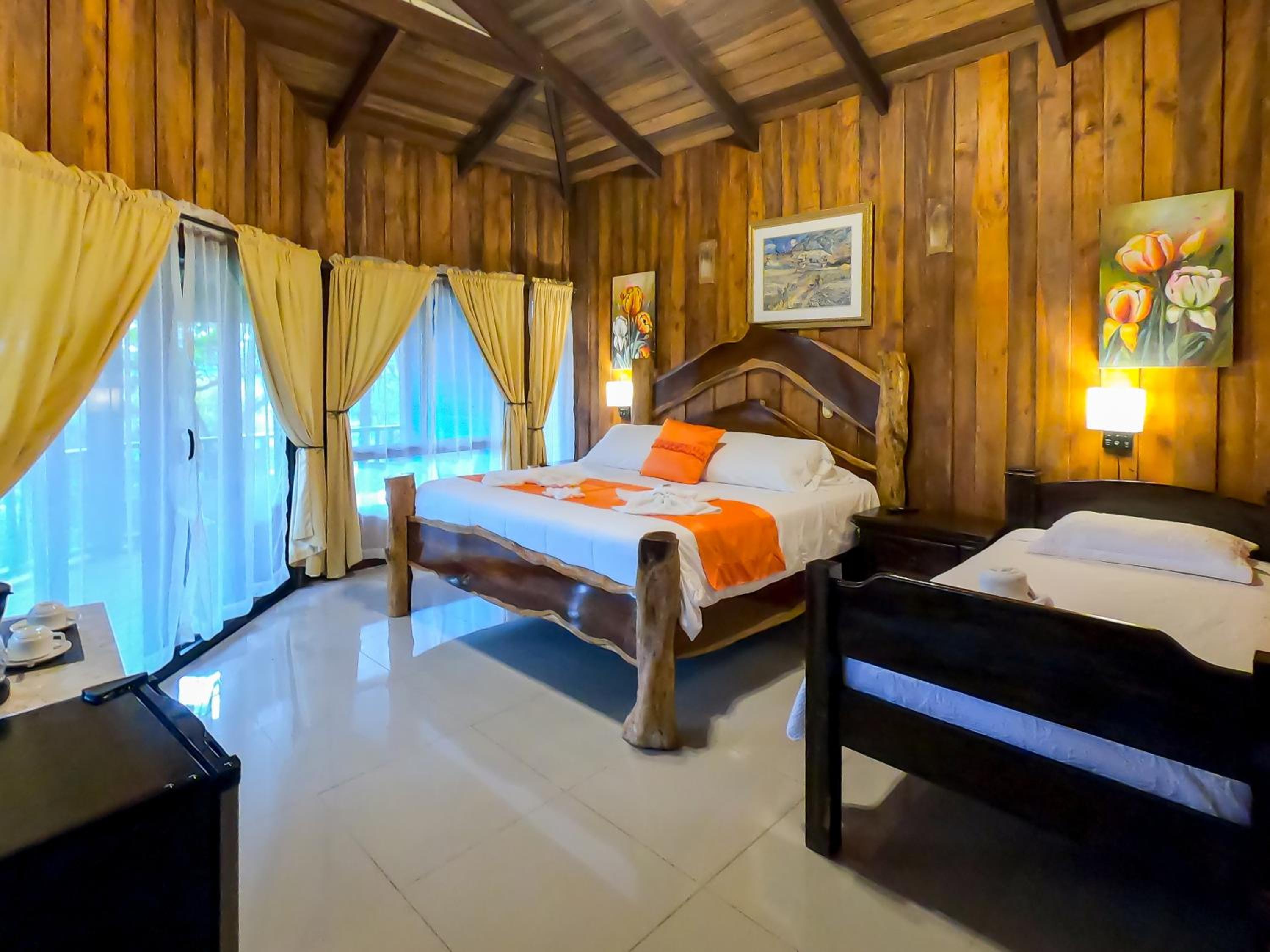 Hotel y Puentes Colgantes Heliconias Rainforest Lodge
