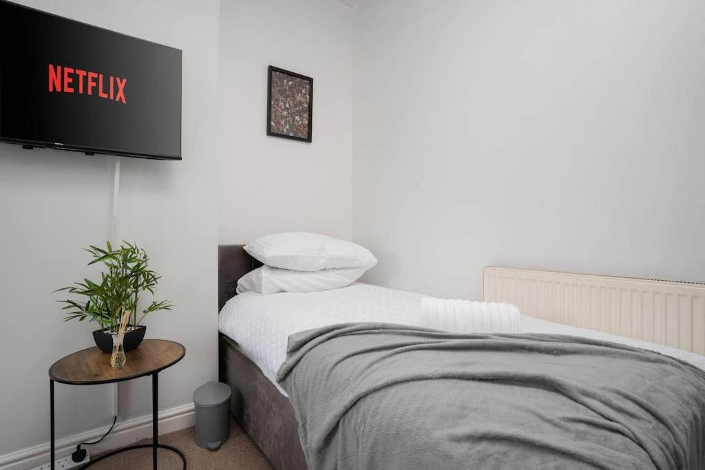 Ideal Long Stay Retreat - Free Parking - Pool Table view 5