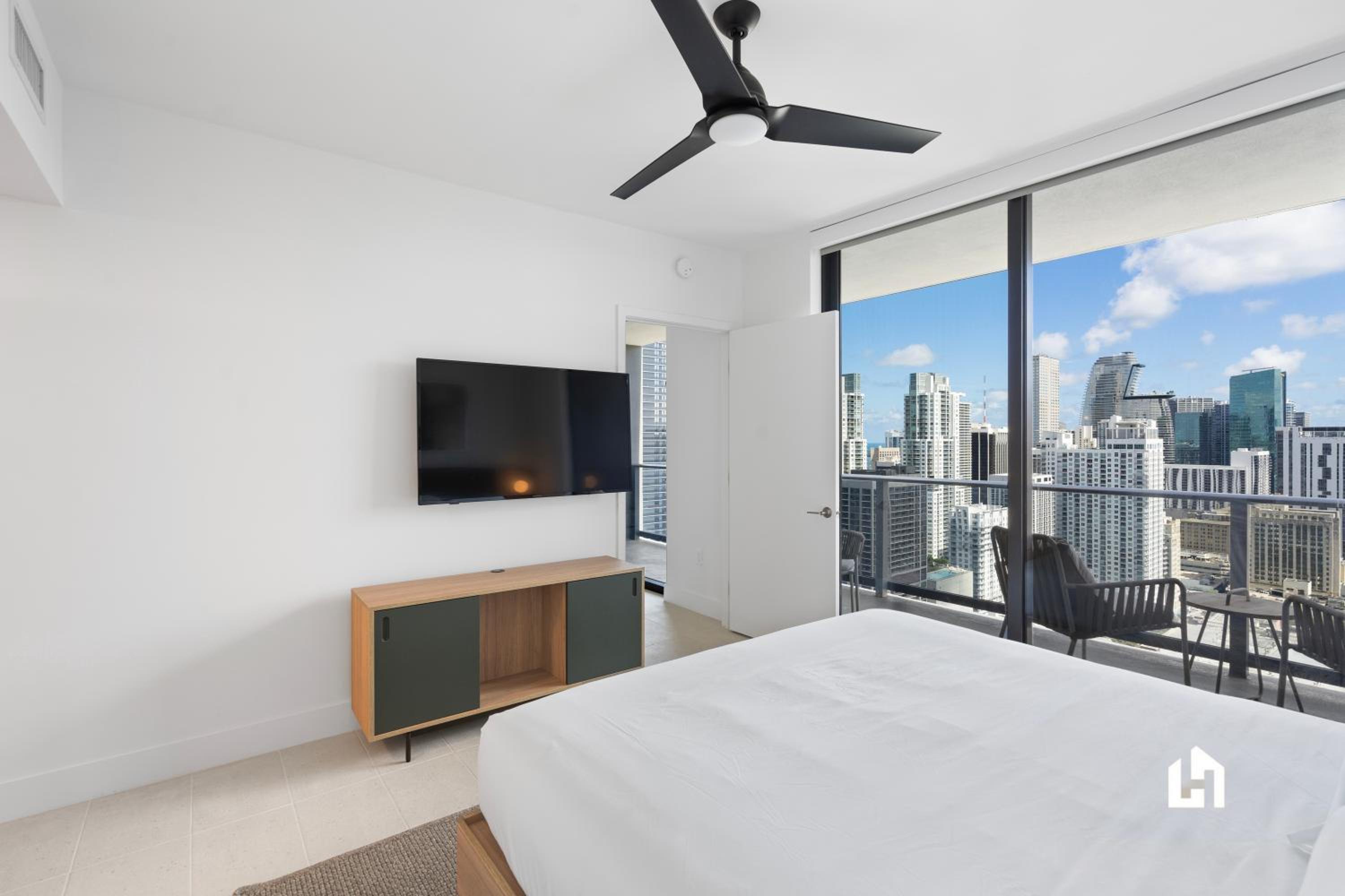 Stylish Apartments with Partial Ocean Views in Downtown!