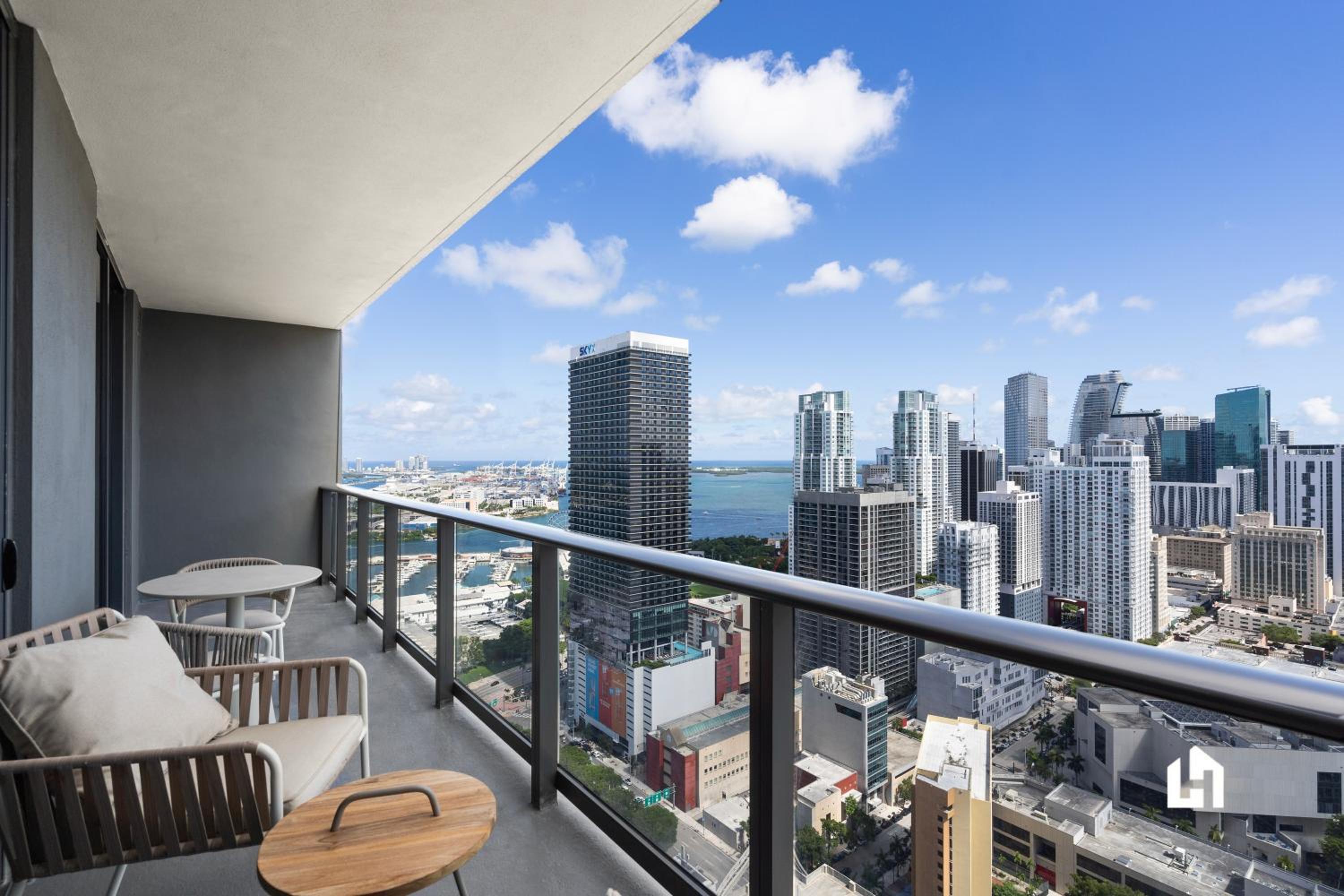 Stylish Apartments with Partial Ocean Views in Downtown!