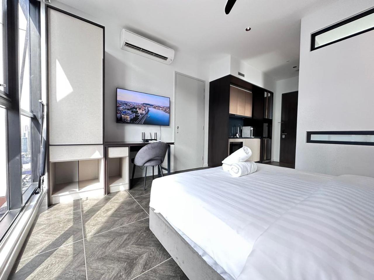 Scarletz Suites KLCC Twin Tower Infinity Pool by One39 KL