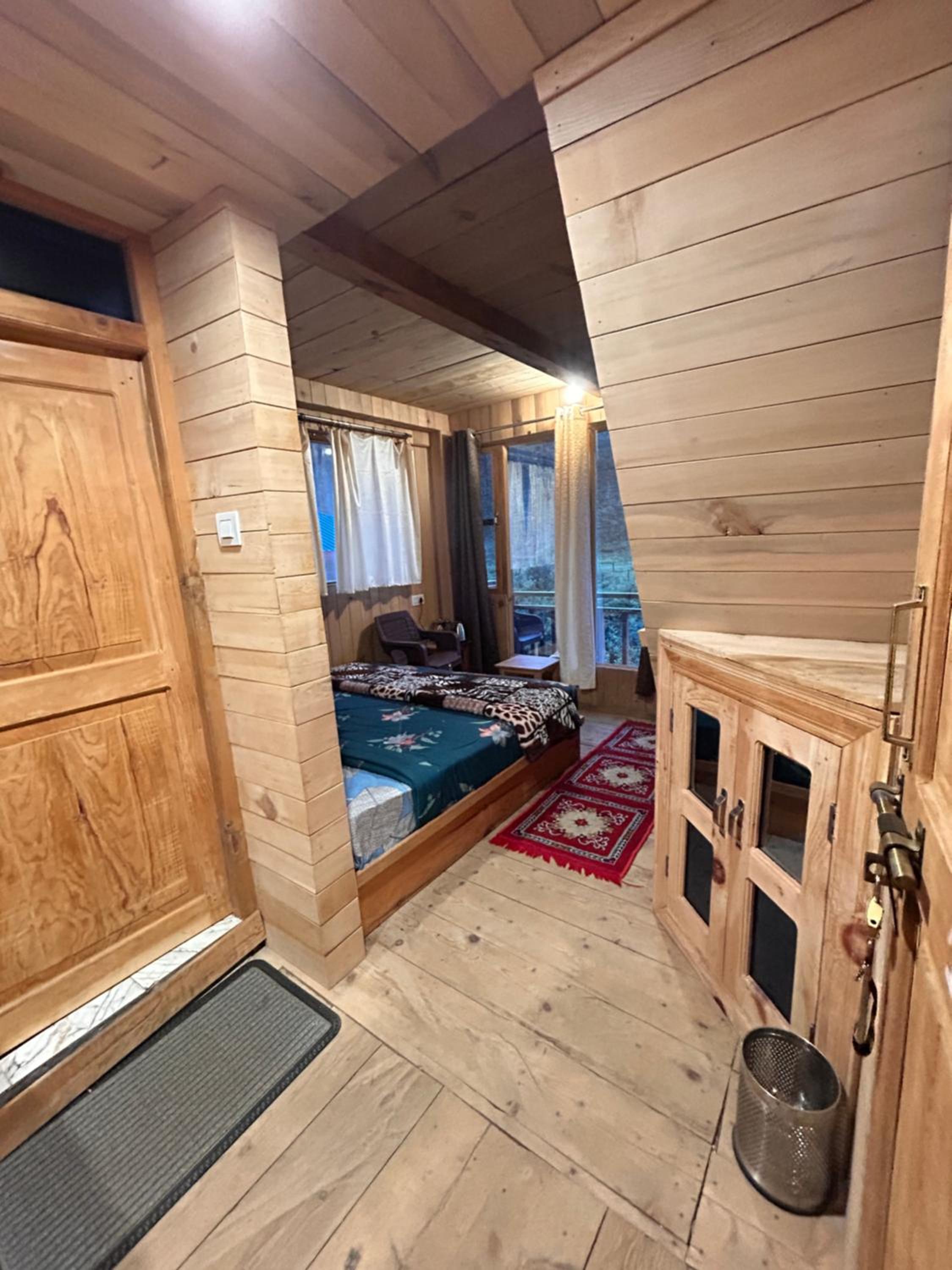 Alpine Homestay at Gadagusain