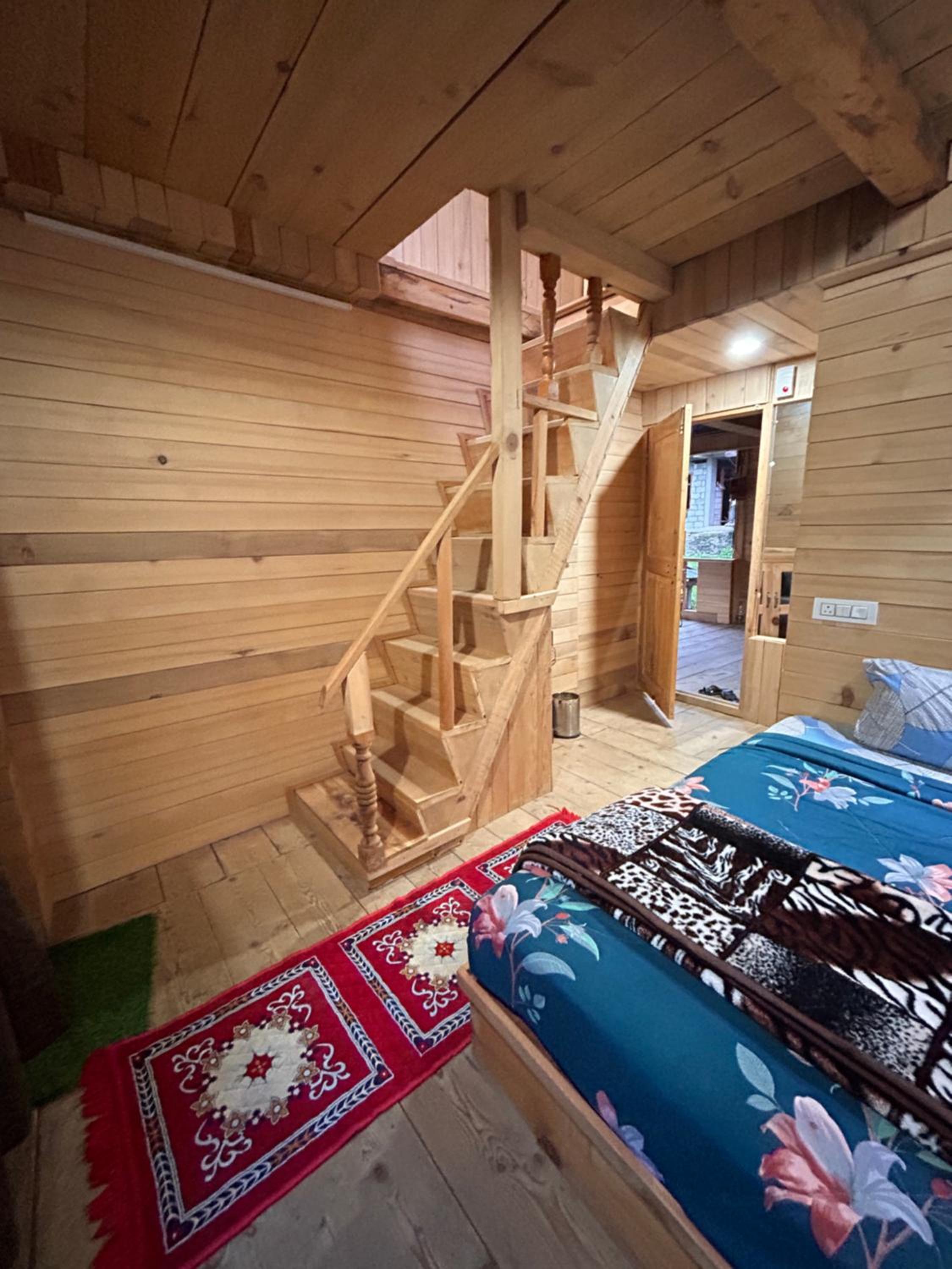 Alpine Homestay at Gadagusain