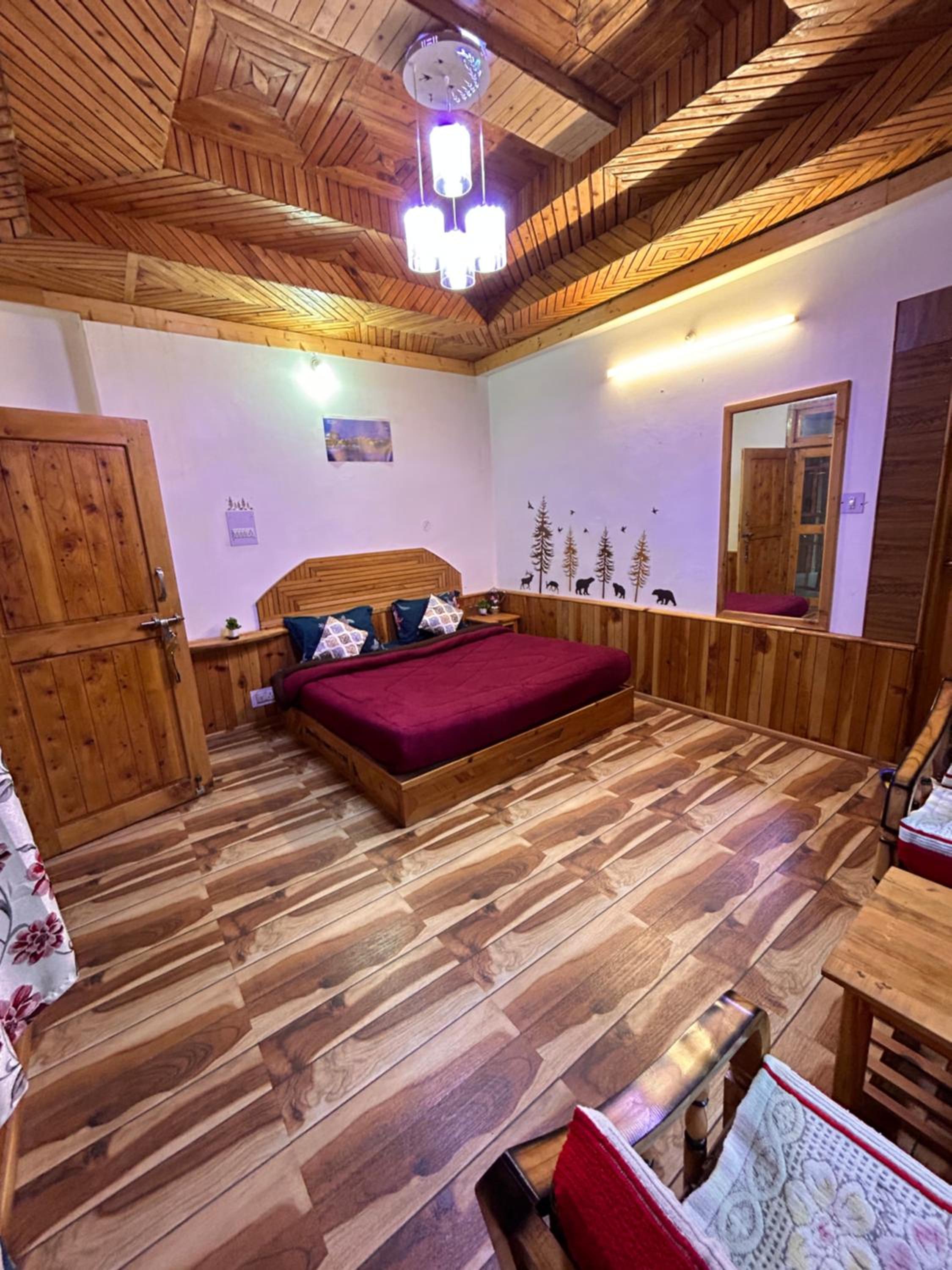 Alpine Homestay at Gadagusain