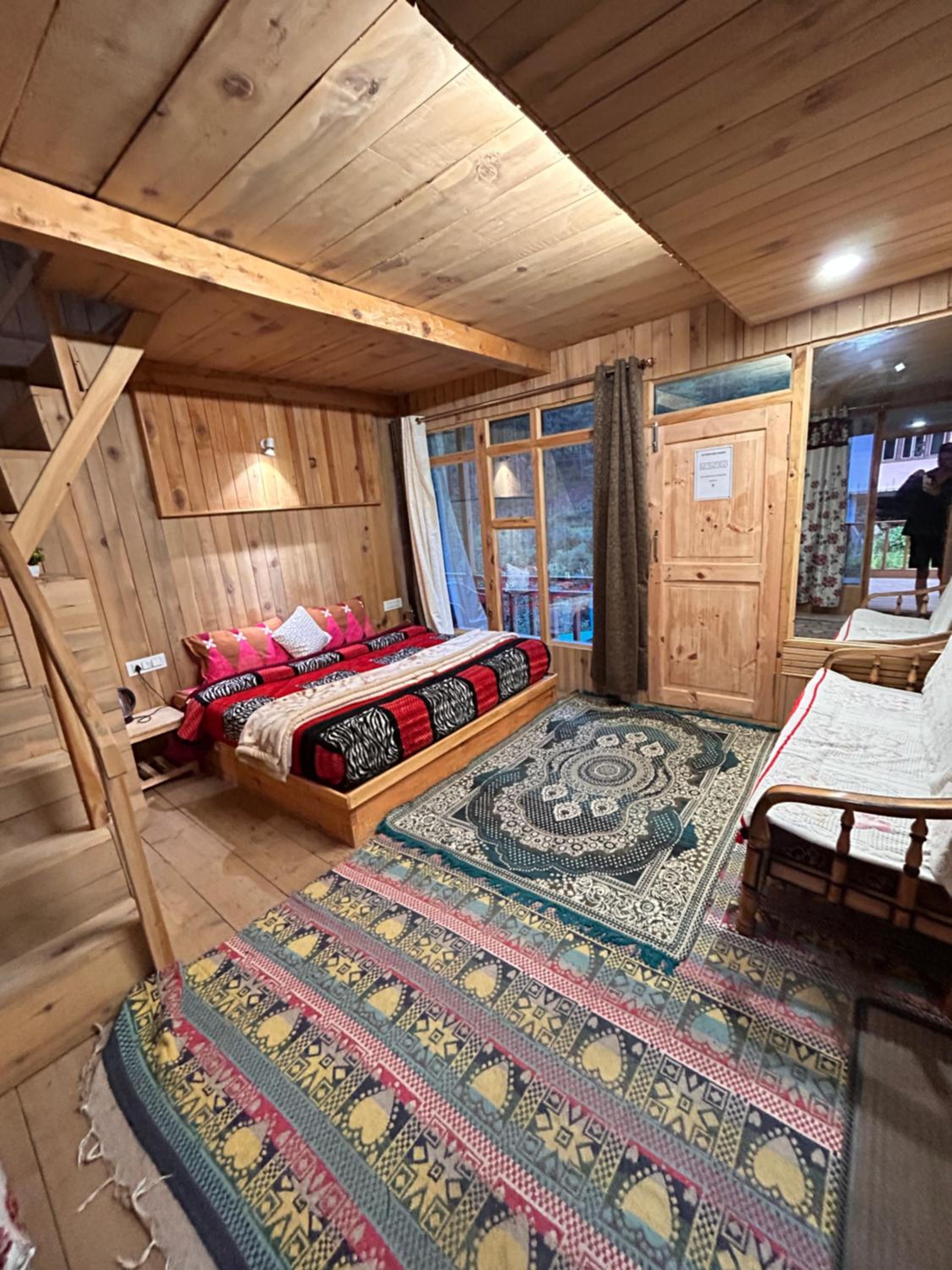 Alpine Homestay at Gadagusain