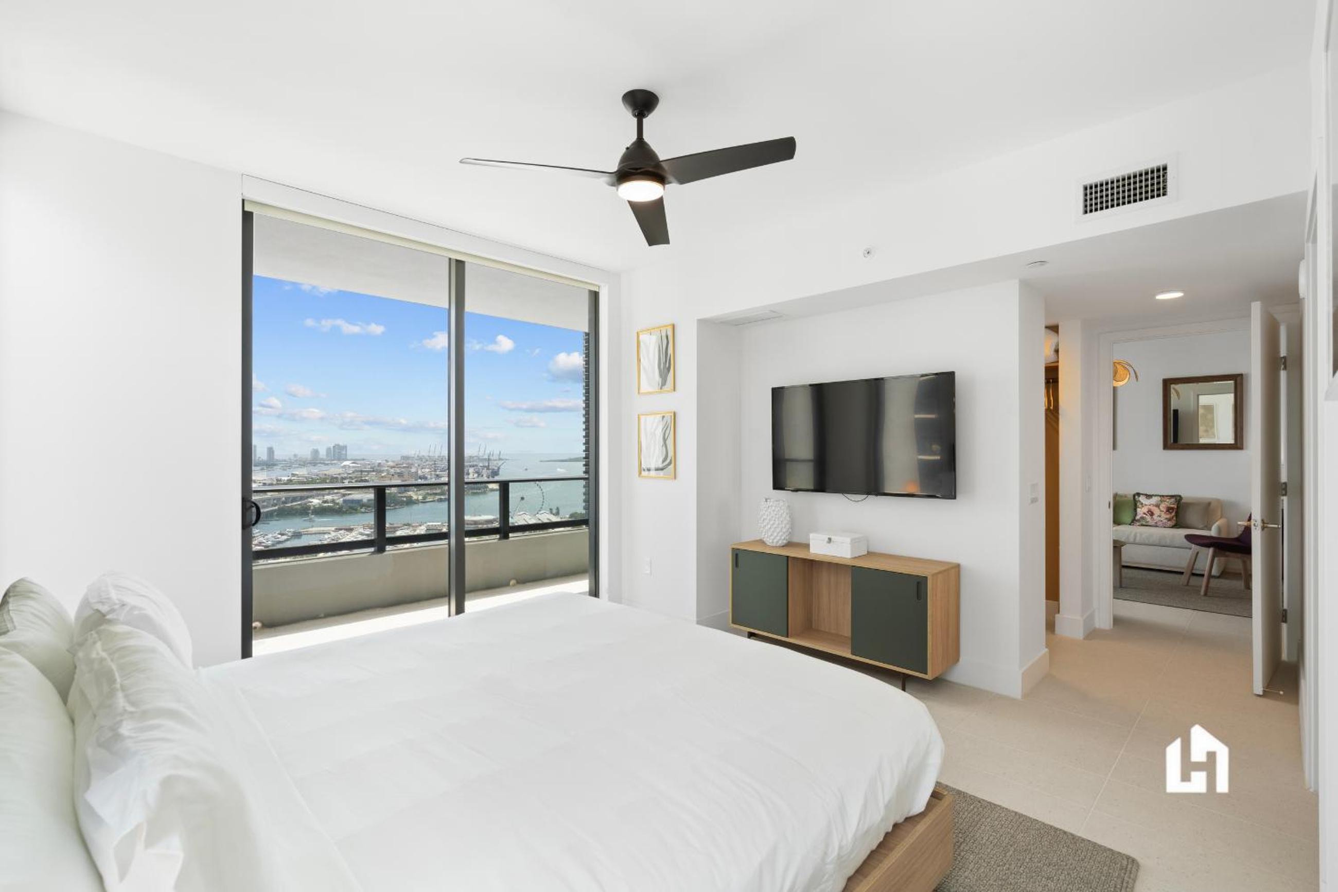 Stylish Apartments with Partial Ocean Views in Downtown!