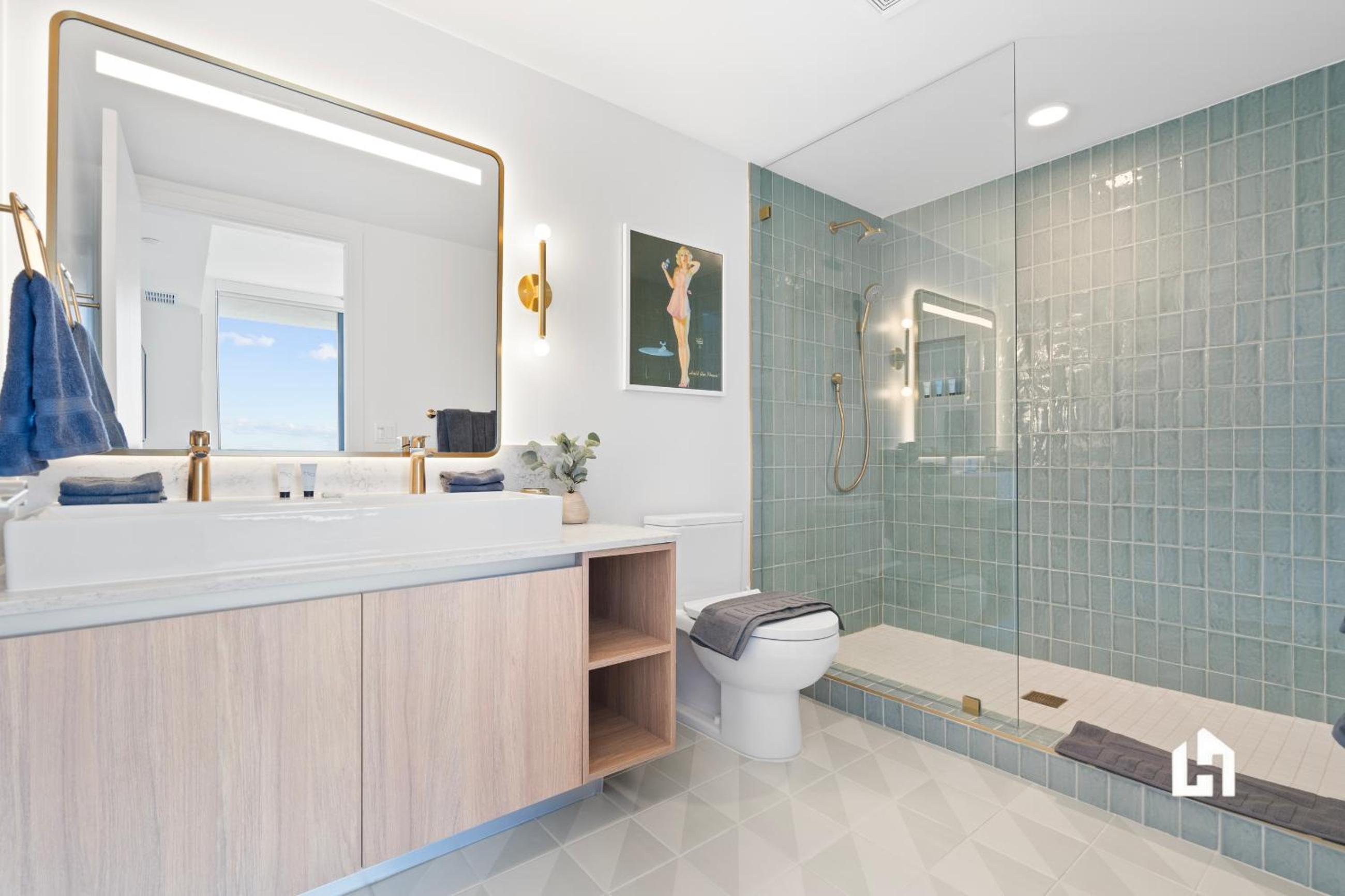 Stylish Apartments with Partial Ocean Views in Downtown!