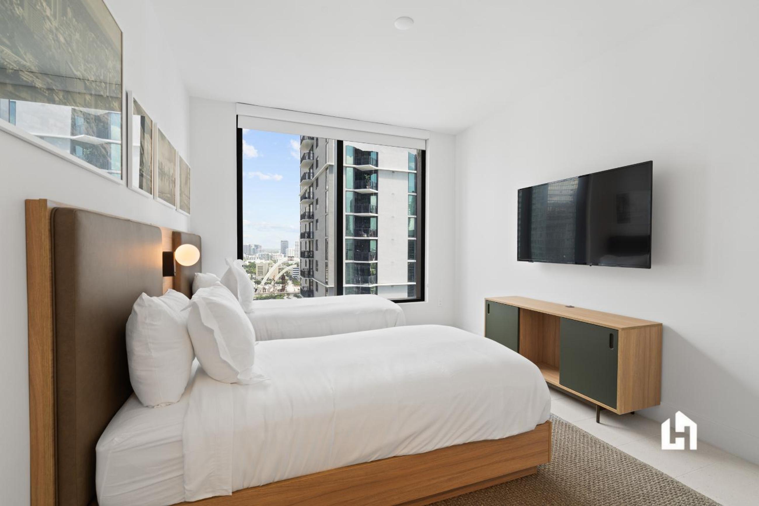 Stylish Apartments with Partial Ocean Views in Downtown!