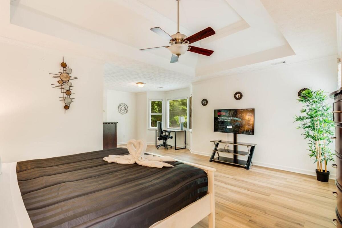 Luxury 5BR Oasis, Sleeps 10, Pool, Office, Deck view 5