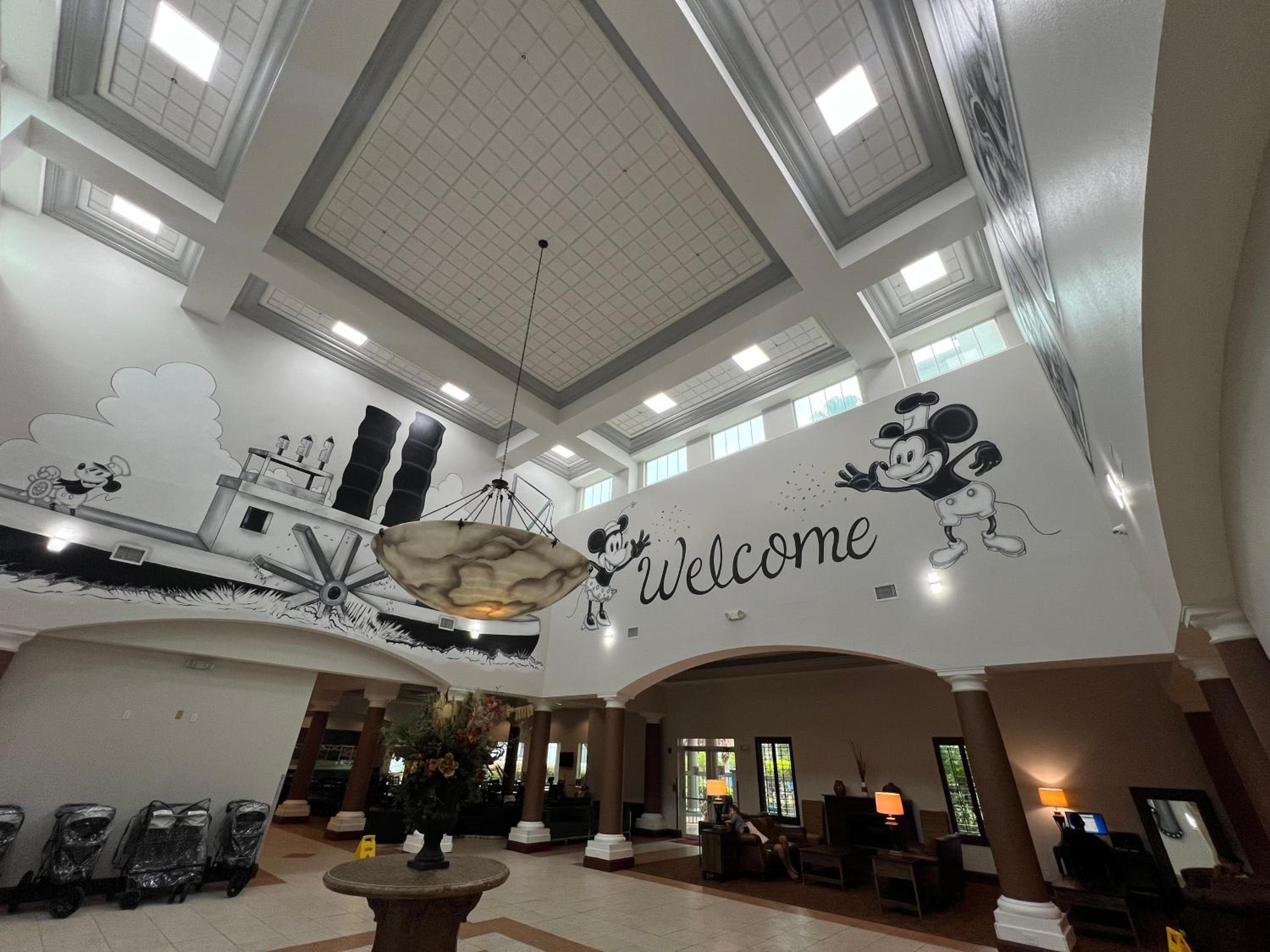 5 Minutes to Disney Free Shuttle King & queen bed