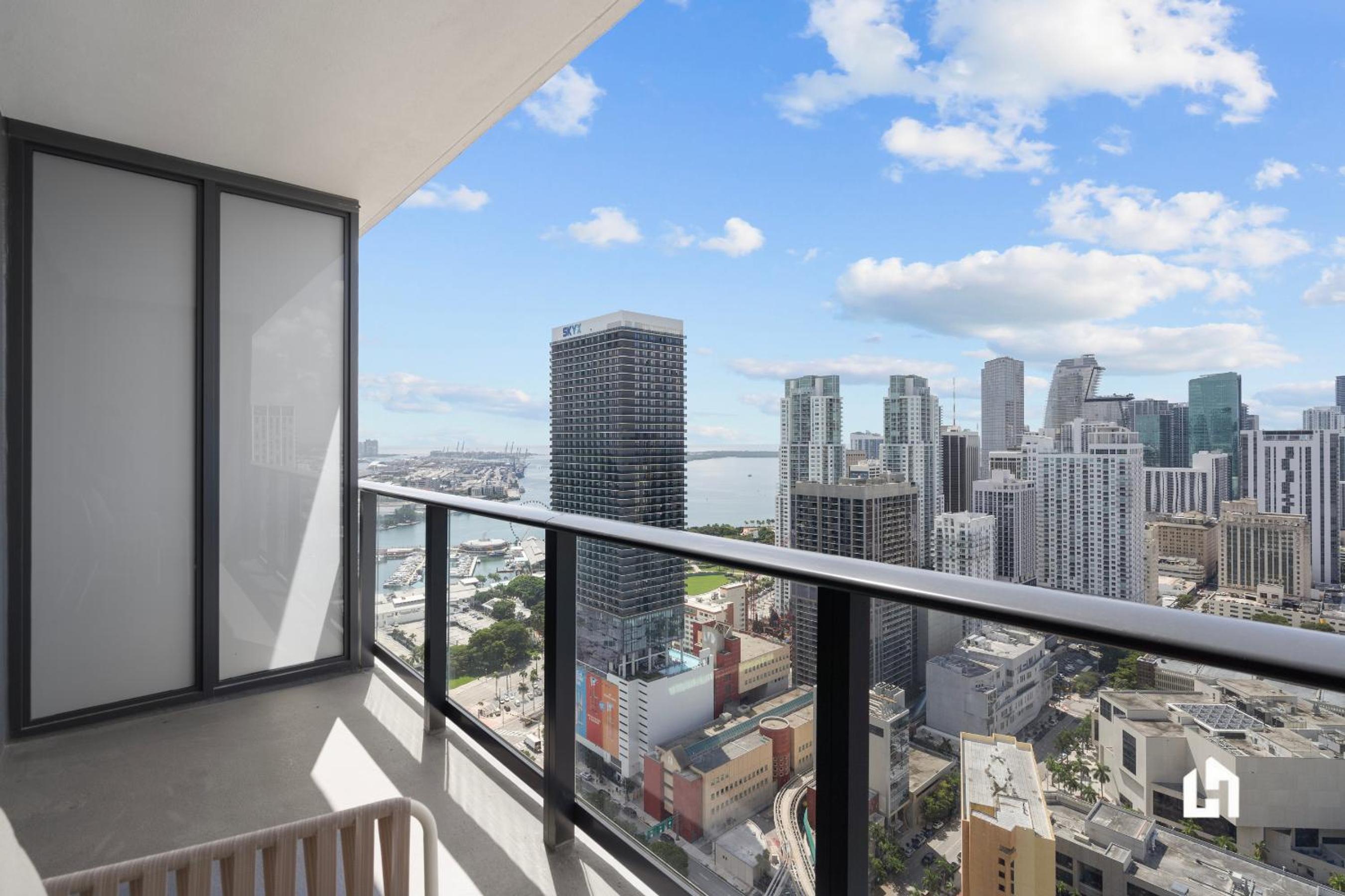 Stylish Apartments with Partial Ocean Views in Downtown!