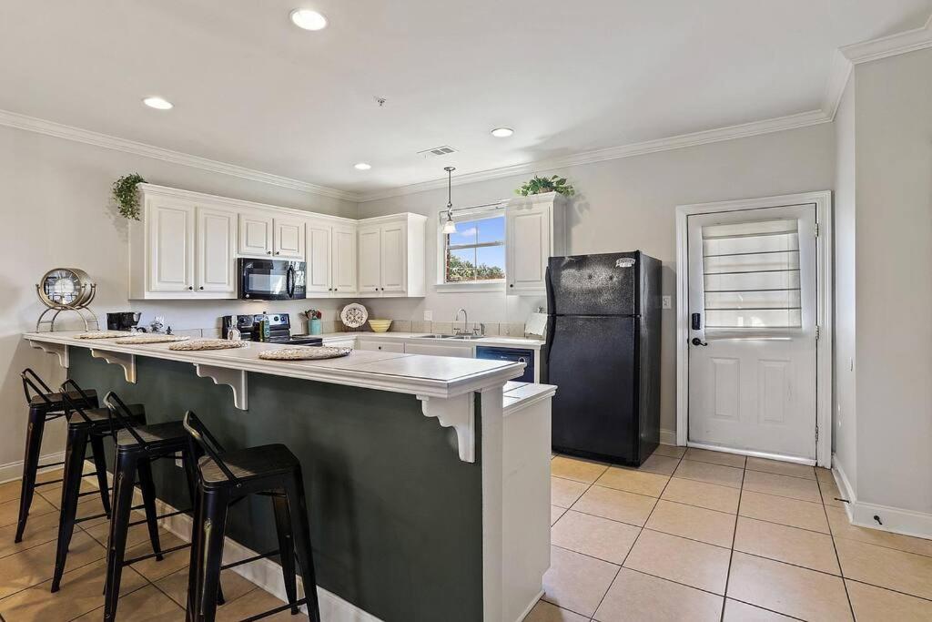 Lovely 2-bd condo close to campus, free parking view 3
