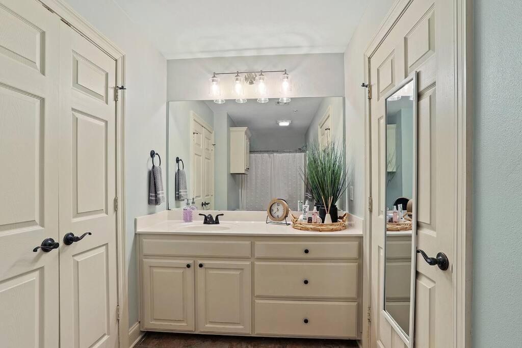 Lovely 2-bd condo close to campus, free parking view 5