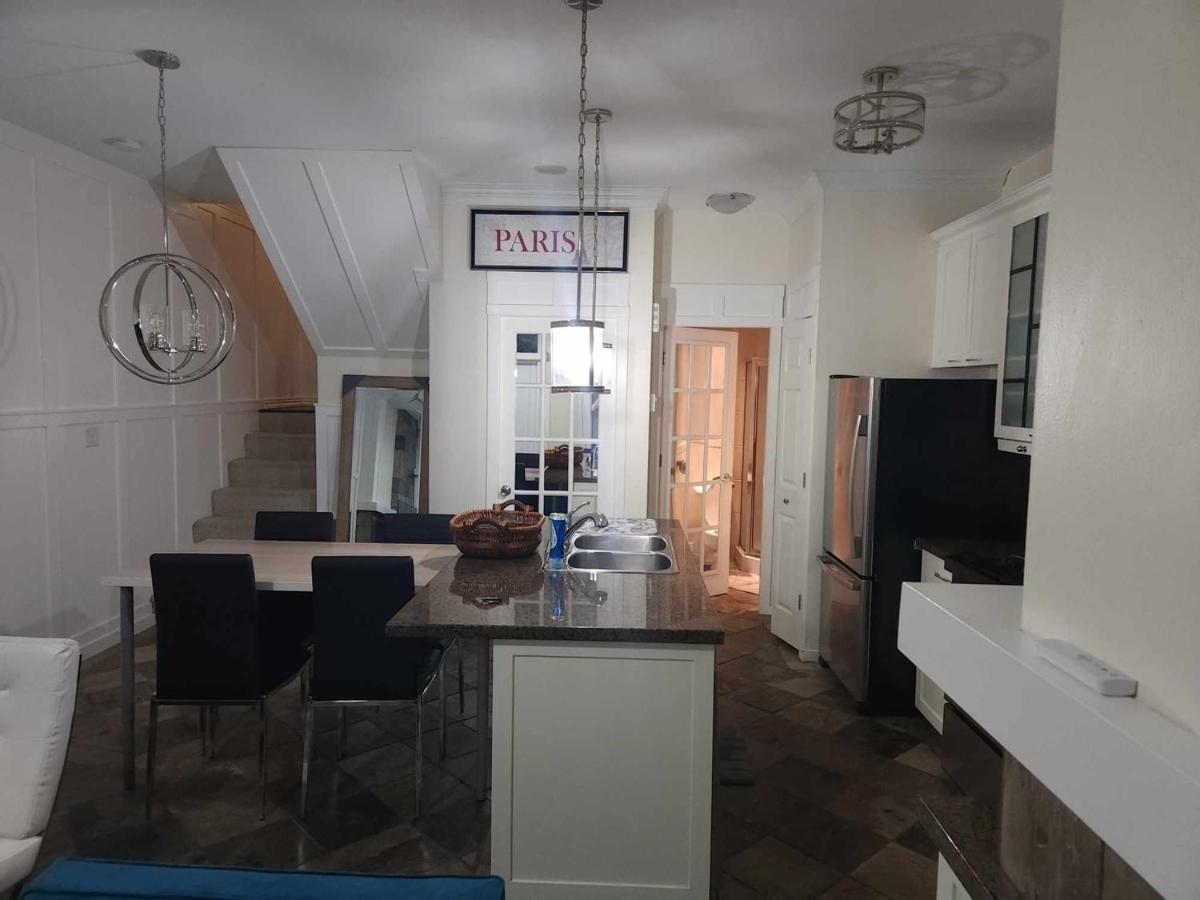 Chic Modern 2BR Yaletown Townhouse - Ultimate Comfort Convenience for a Prime Stays