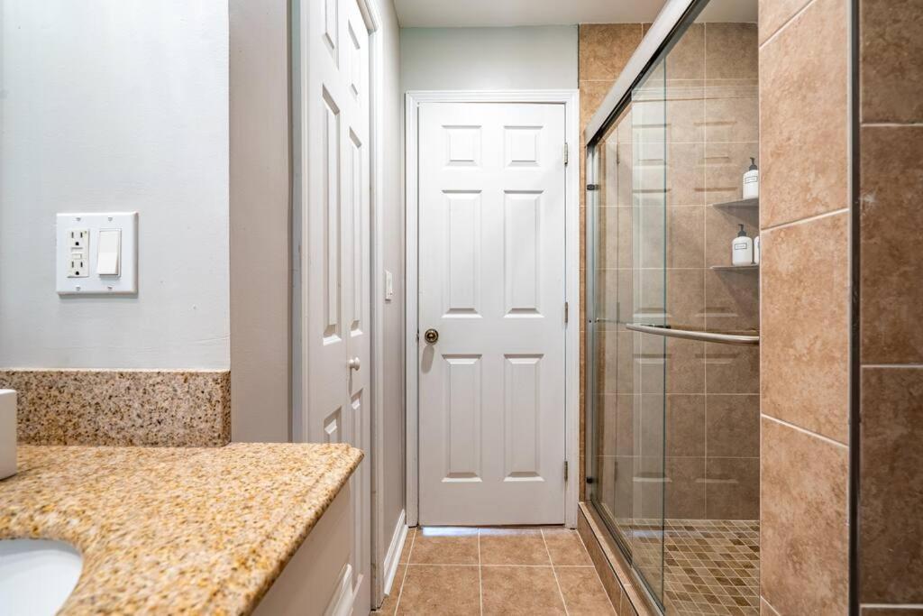 Gorgeous Home,Walk to The Brave,15min to downtown view 5