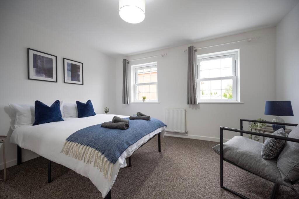 Cosy Modern House Sleeps 9 - En-suite and Parking view 5