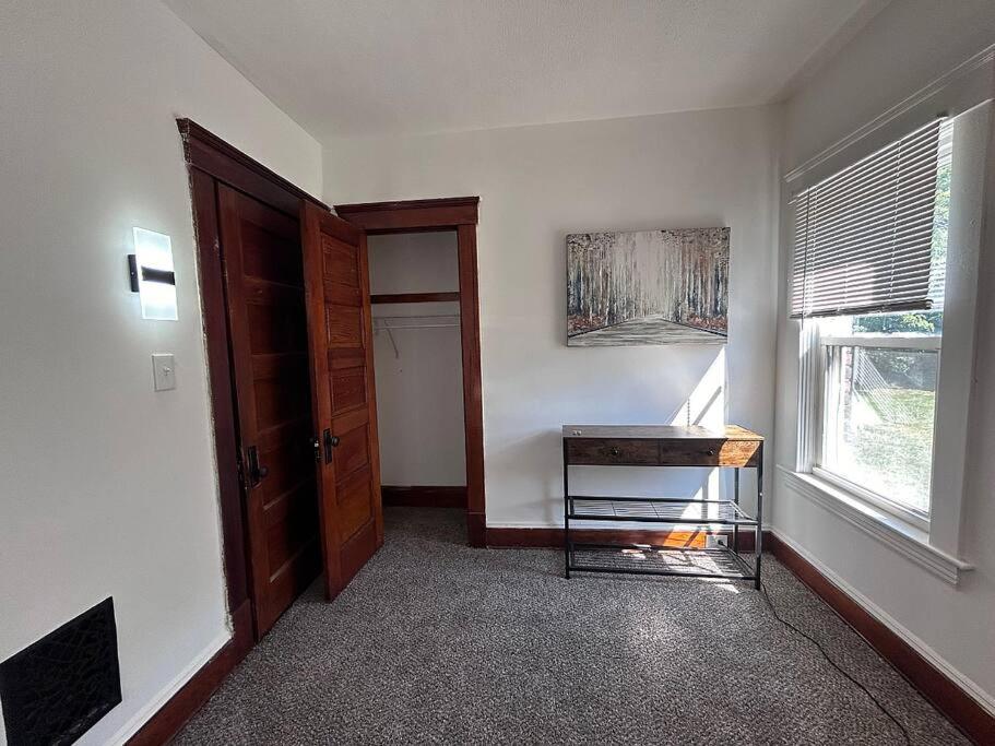 2Bed Apt Near University Hospital view 4