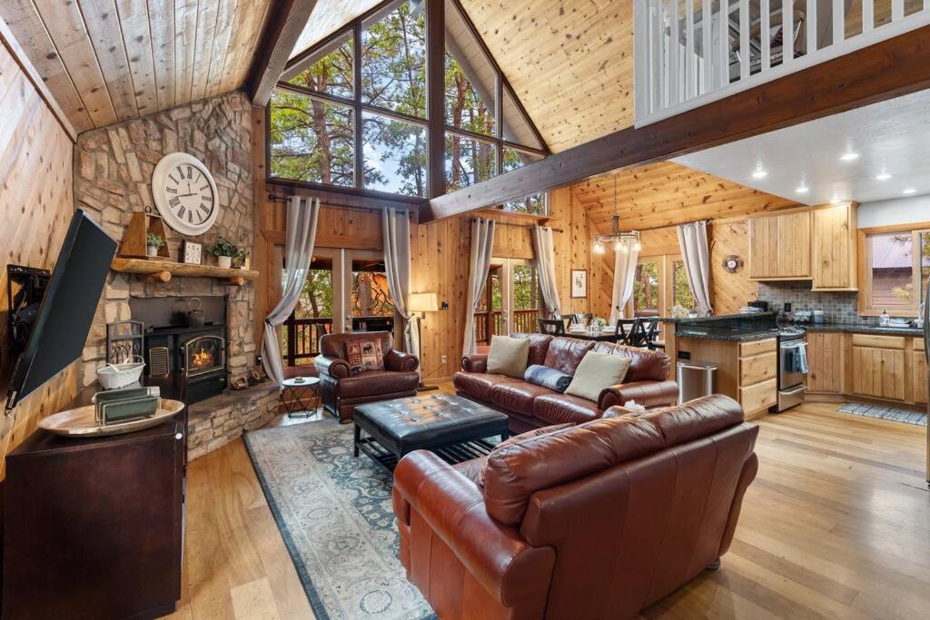 Luxury Cabin Oasis Getaway Heart of Munds Park view 3