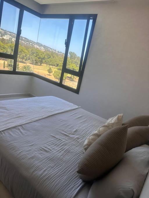 Luxe 3BR App Royal Golf with Piscine, Airco & Wifi view 3